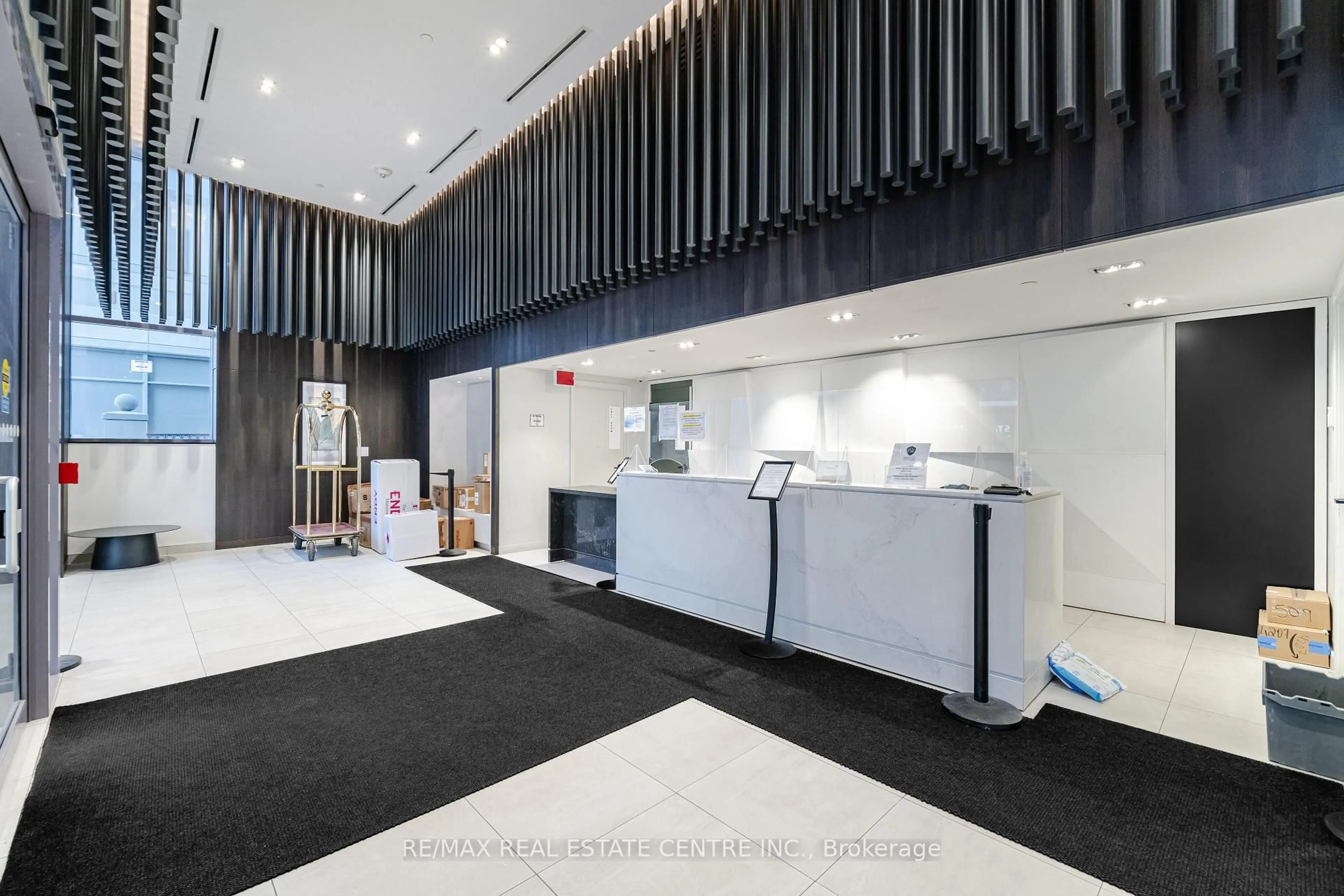 Indoor foyer for 4065 Confederation Pkwy #4302, Mississauga Ontario L5B 0L4