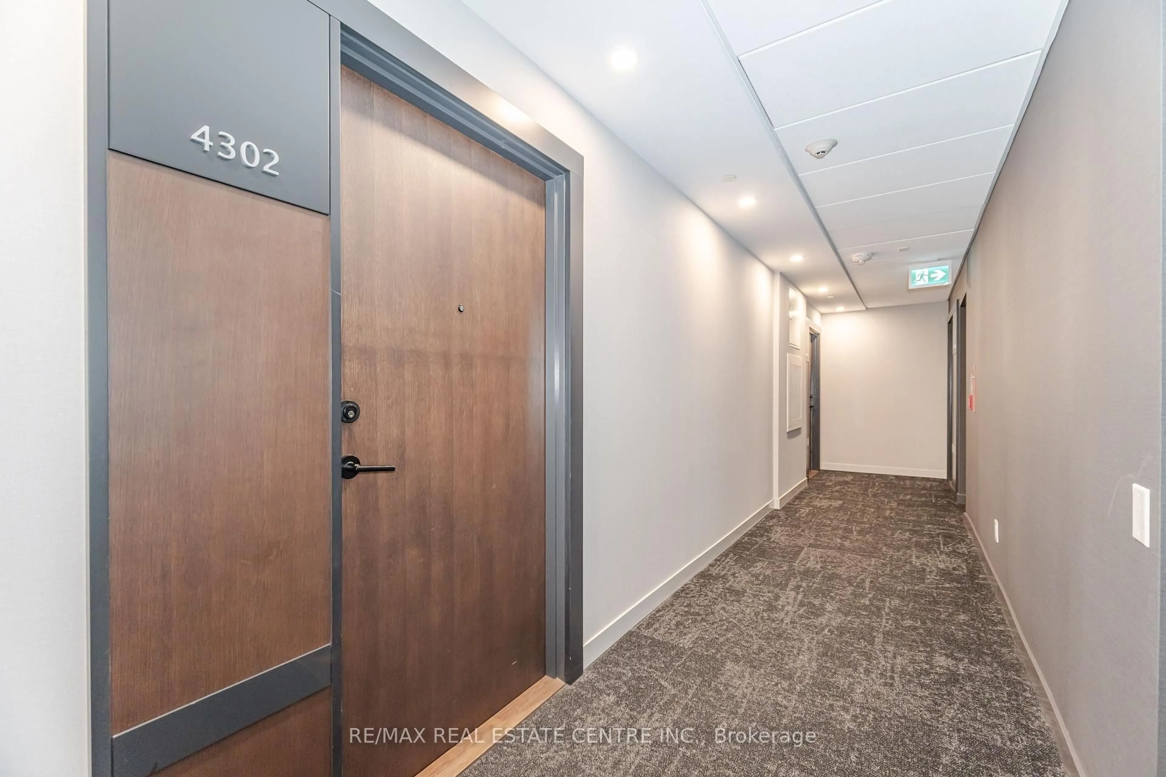 Indoor foyer for 4065 Confederation Pkwy #4302, Mississauga Ontario L5B 0L4