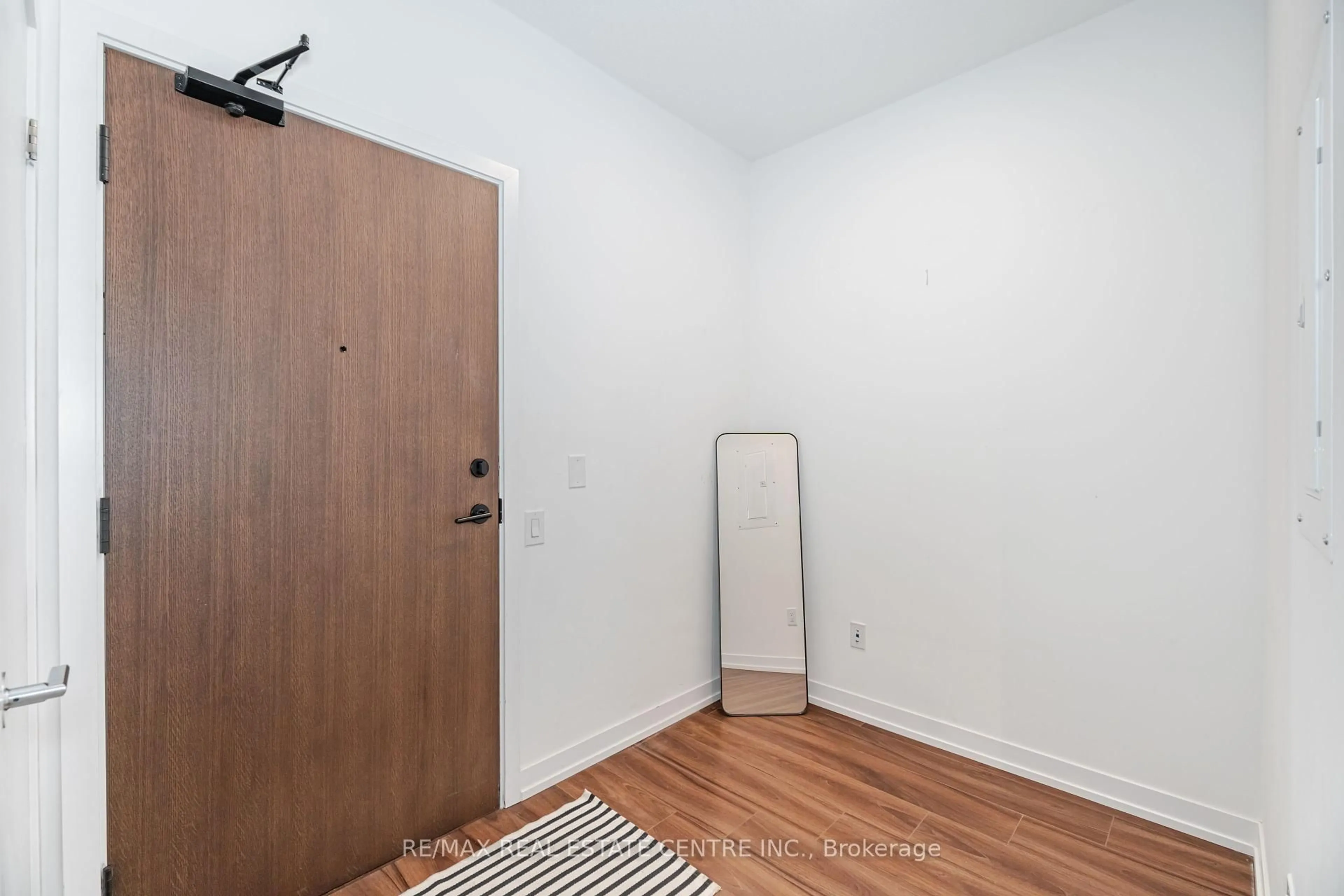Indoor entryway for 4065 Confederation Pkwy #4302, Mississauga Ontario L5B 0L4