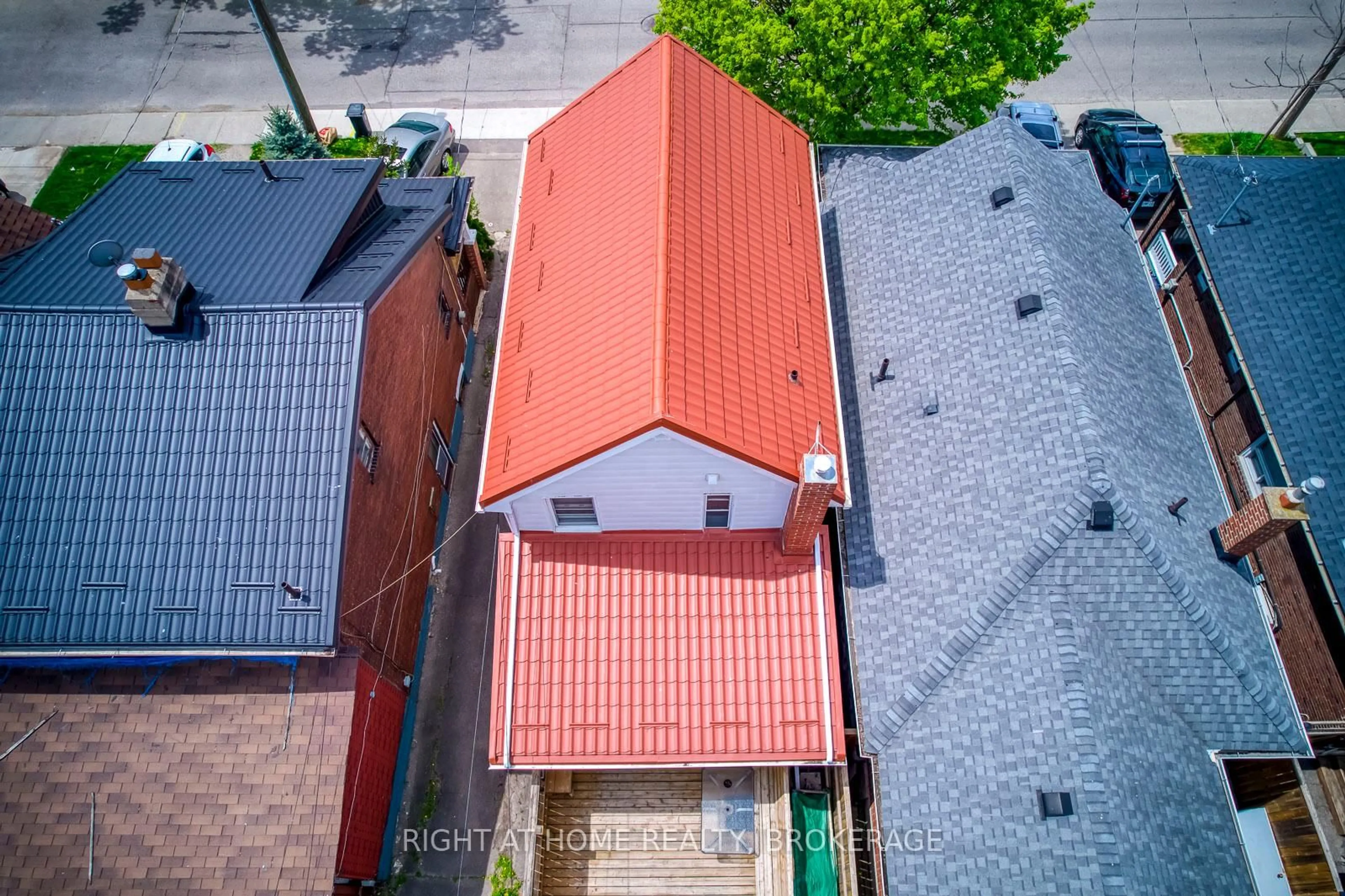 A pic from outside/outdoor area/front of a property/back of a property/a pic from drone, unknown for 39 Sixteenth St, Toronto Ontario M8V 3J7