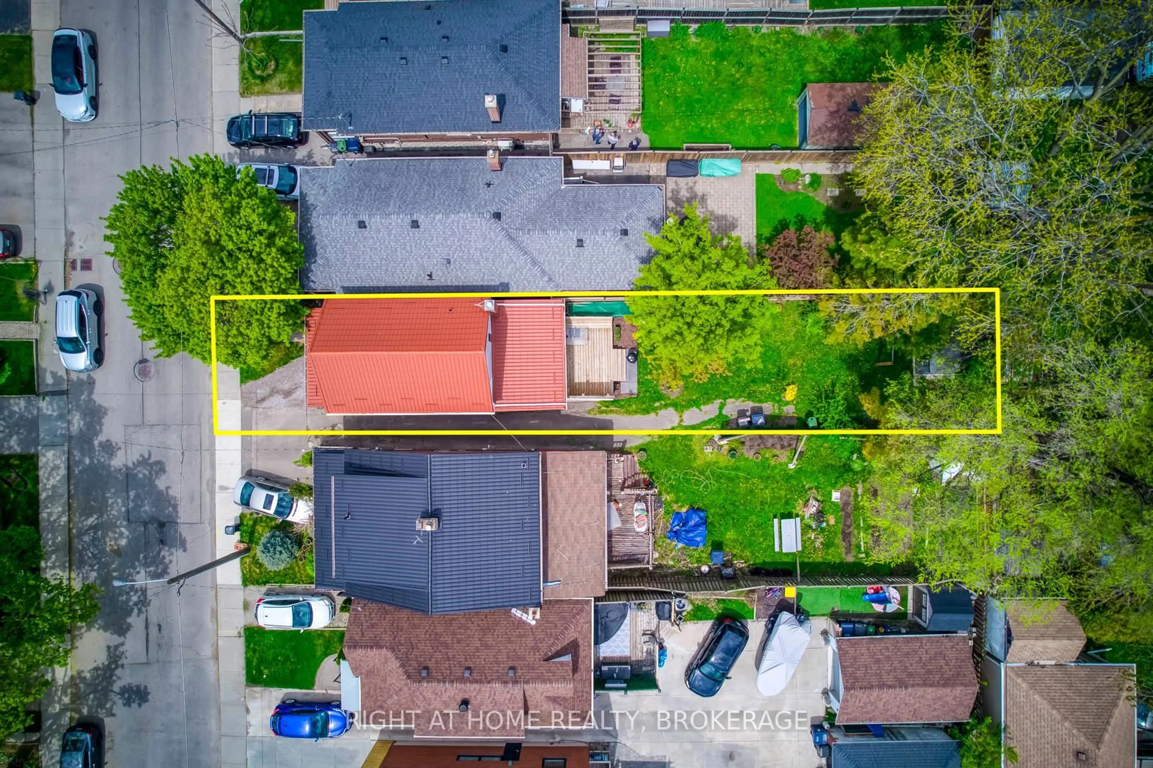 A pic from outside/outdoor area/front of a property/back of a property/a pic from drone, street for 39 Sixteenth St, Toronto Ontario M8V 3J7