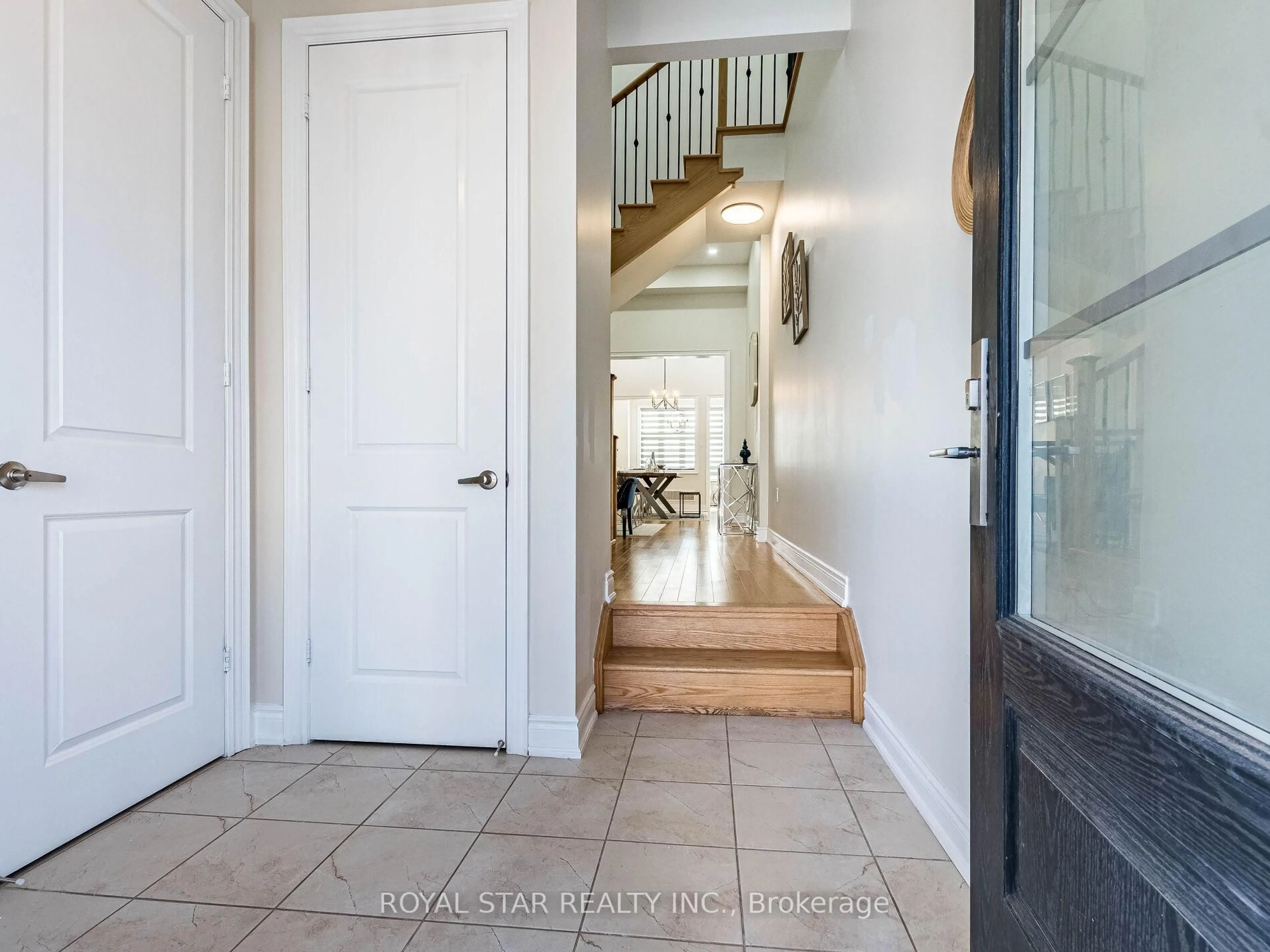 Indoor entryway for 26 Marvin Ave, Oakville Ontario L6H 0Z8