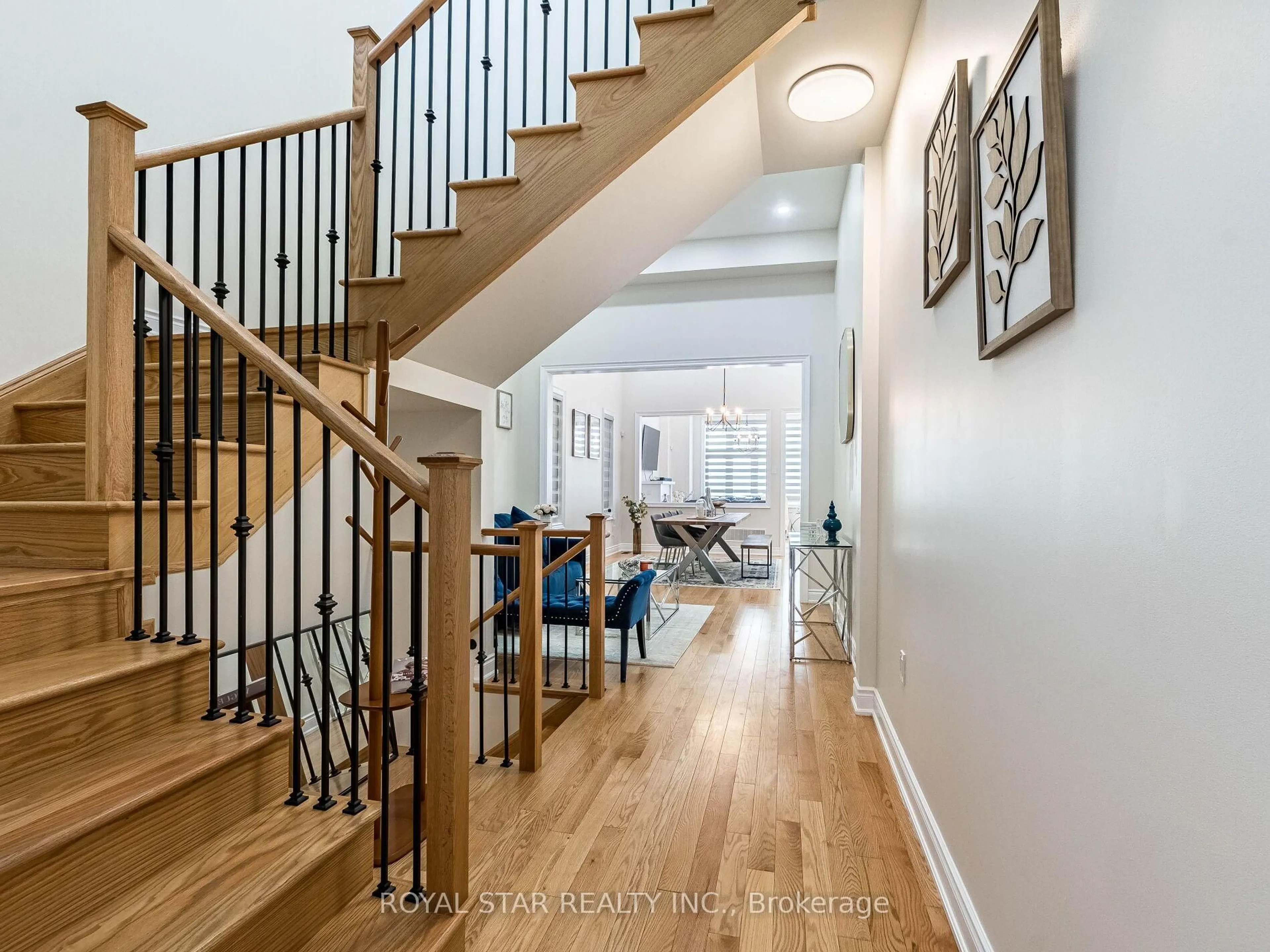 Indoor entryway for 26 Marvin Ave, Oakville Ontario L6H 0Z8