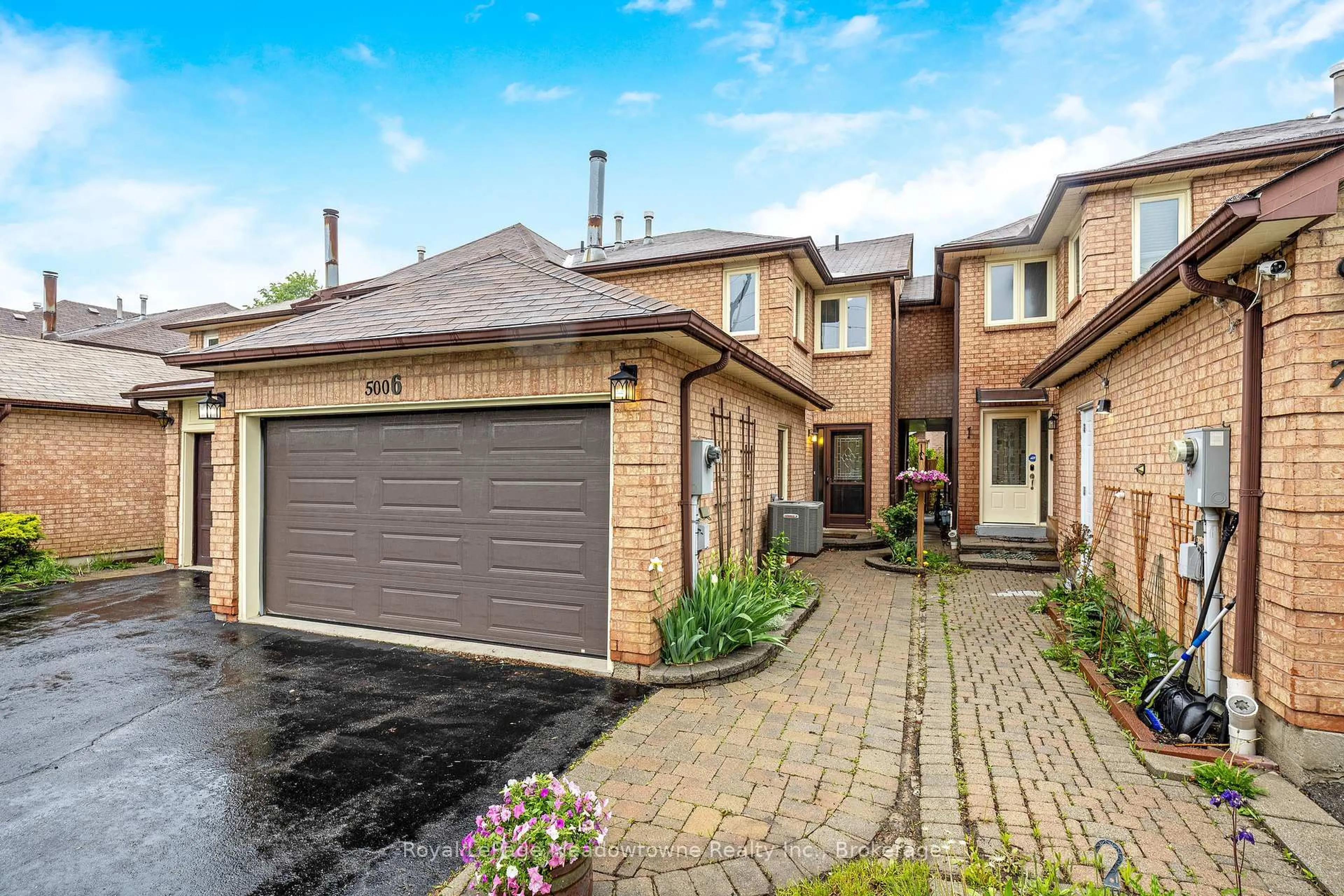 Home with brick exterior material, street for 500 Silverthorne Cres #6, Mississauga Ontario L5R 1W3