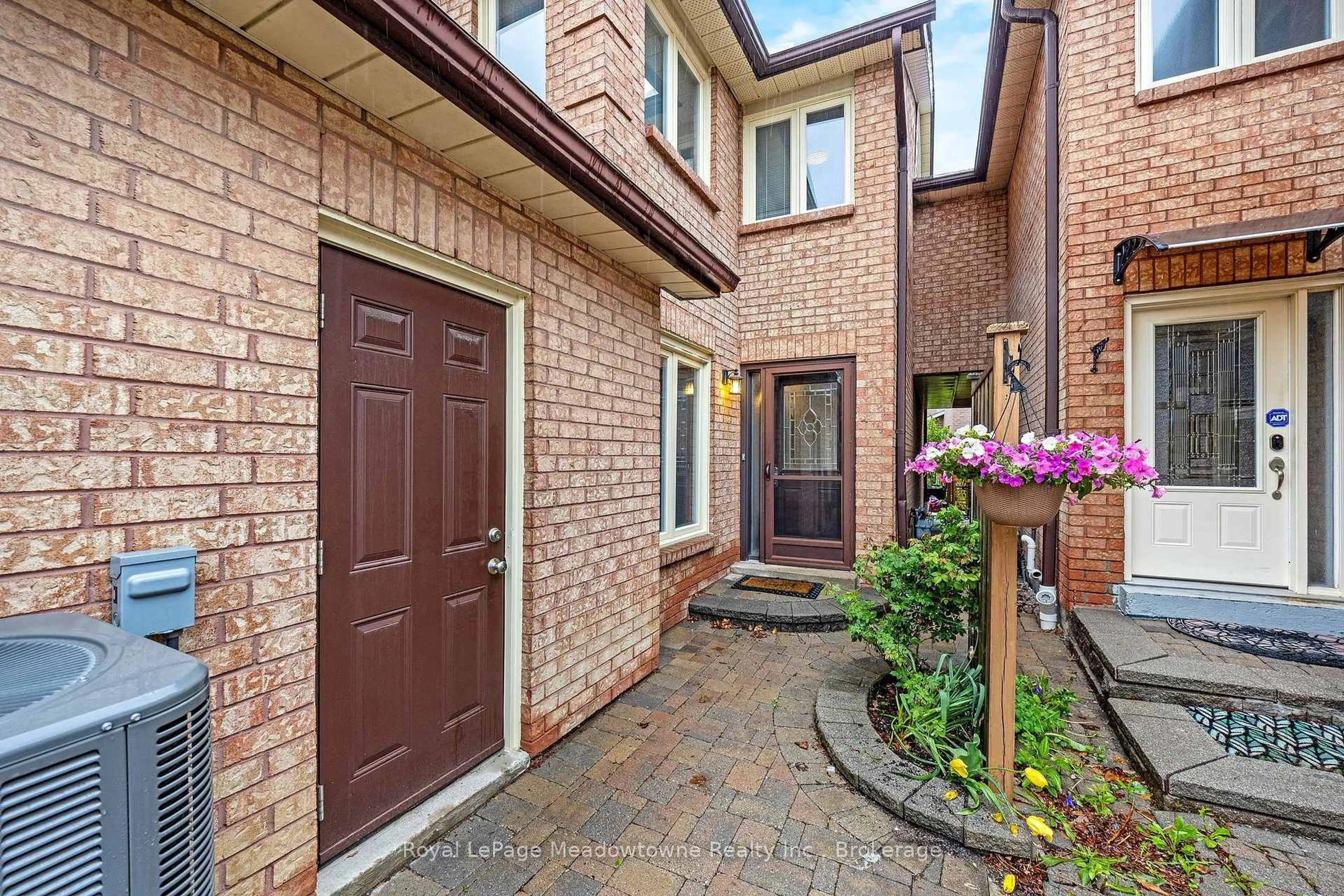Home with brick exterior material, street for 500 Silverthorne Cres #6, Mississauga Ontario L5R 1W3