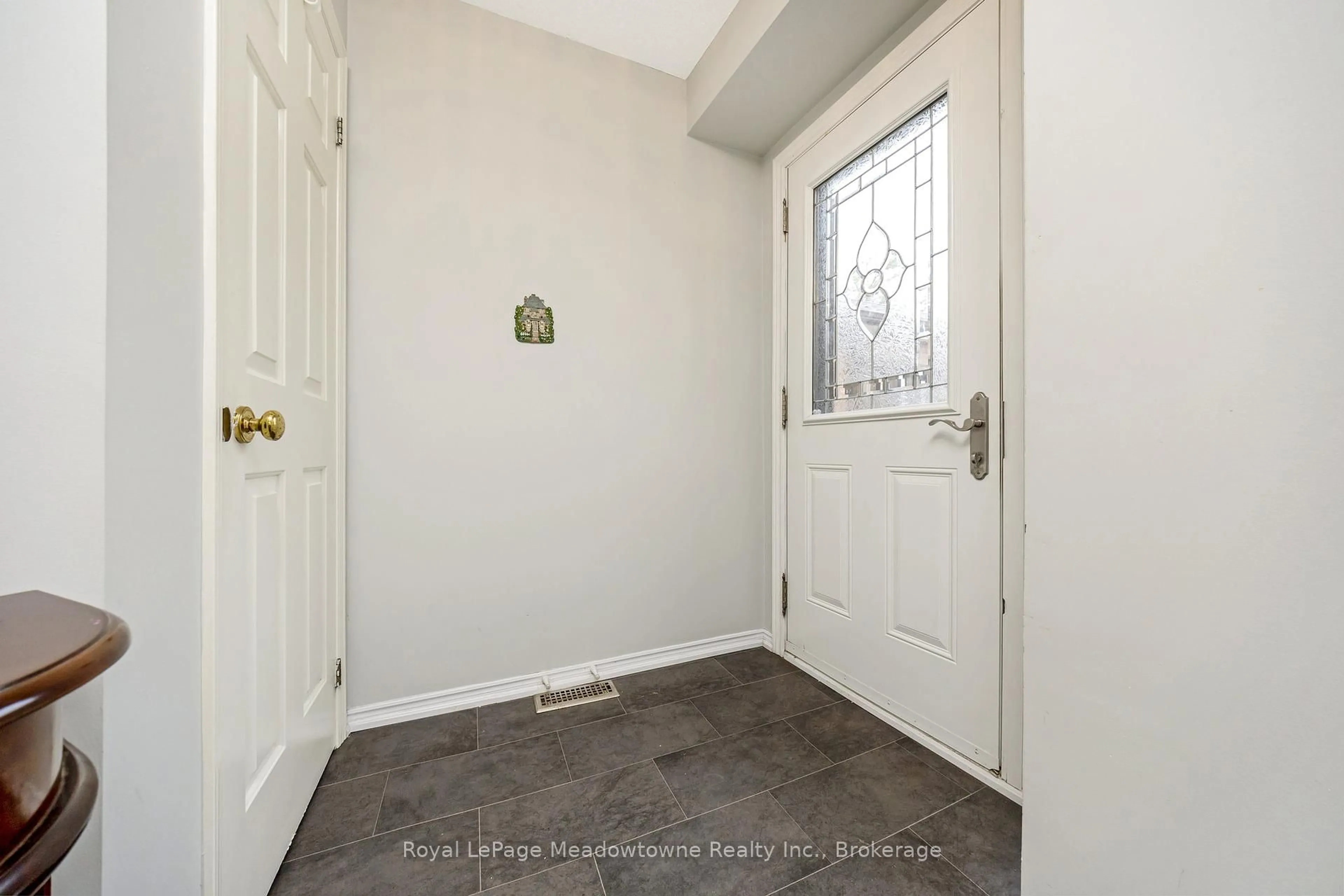 Indoor entryway for 500 Silverthorne Cres #6, Mississauga Ontario L5R 1W3