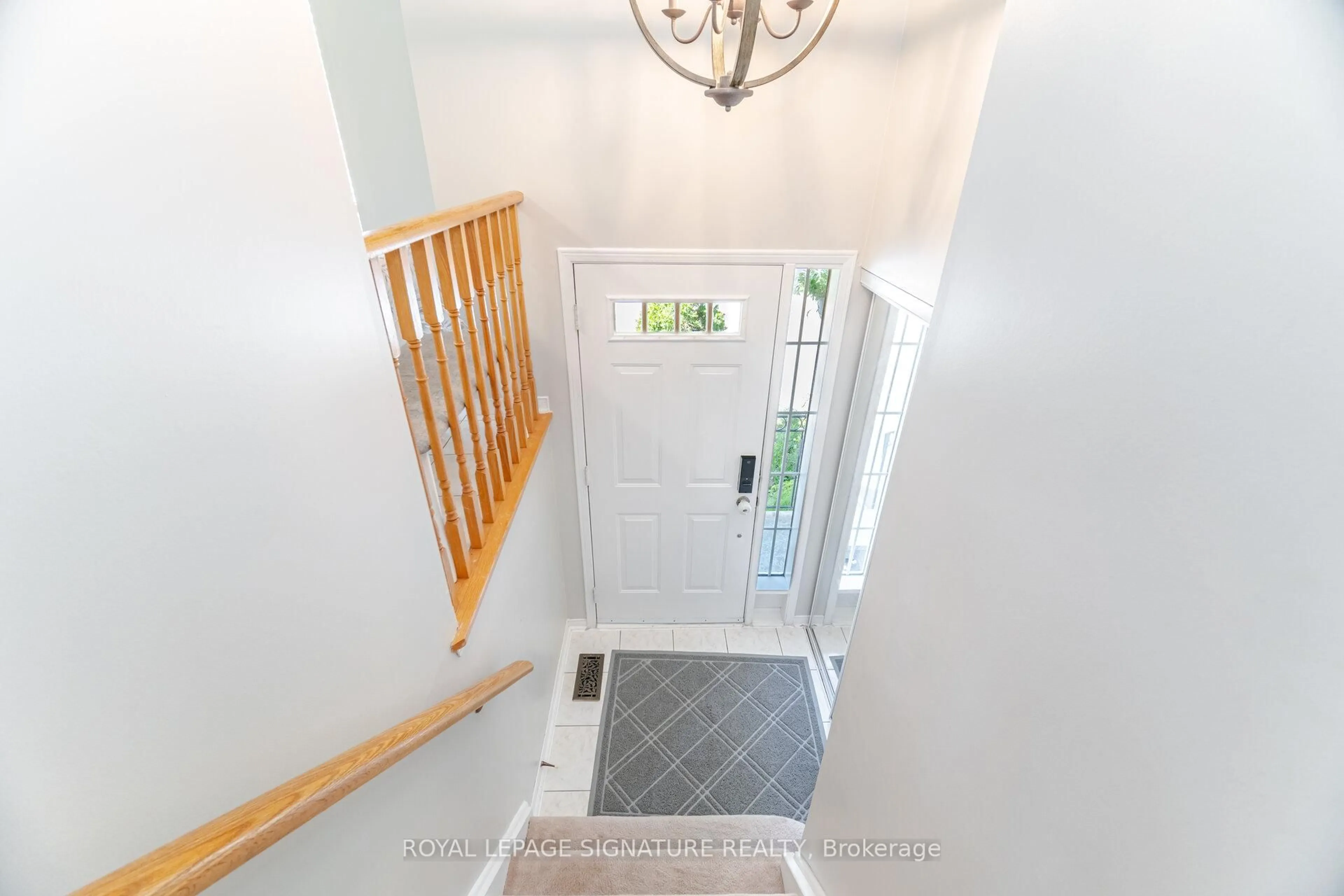 Indoor entryway for 2350 Britannia Rd #34, Mississauga Ontario L5M 6A7