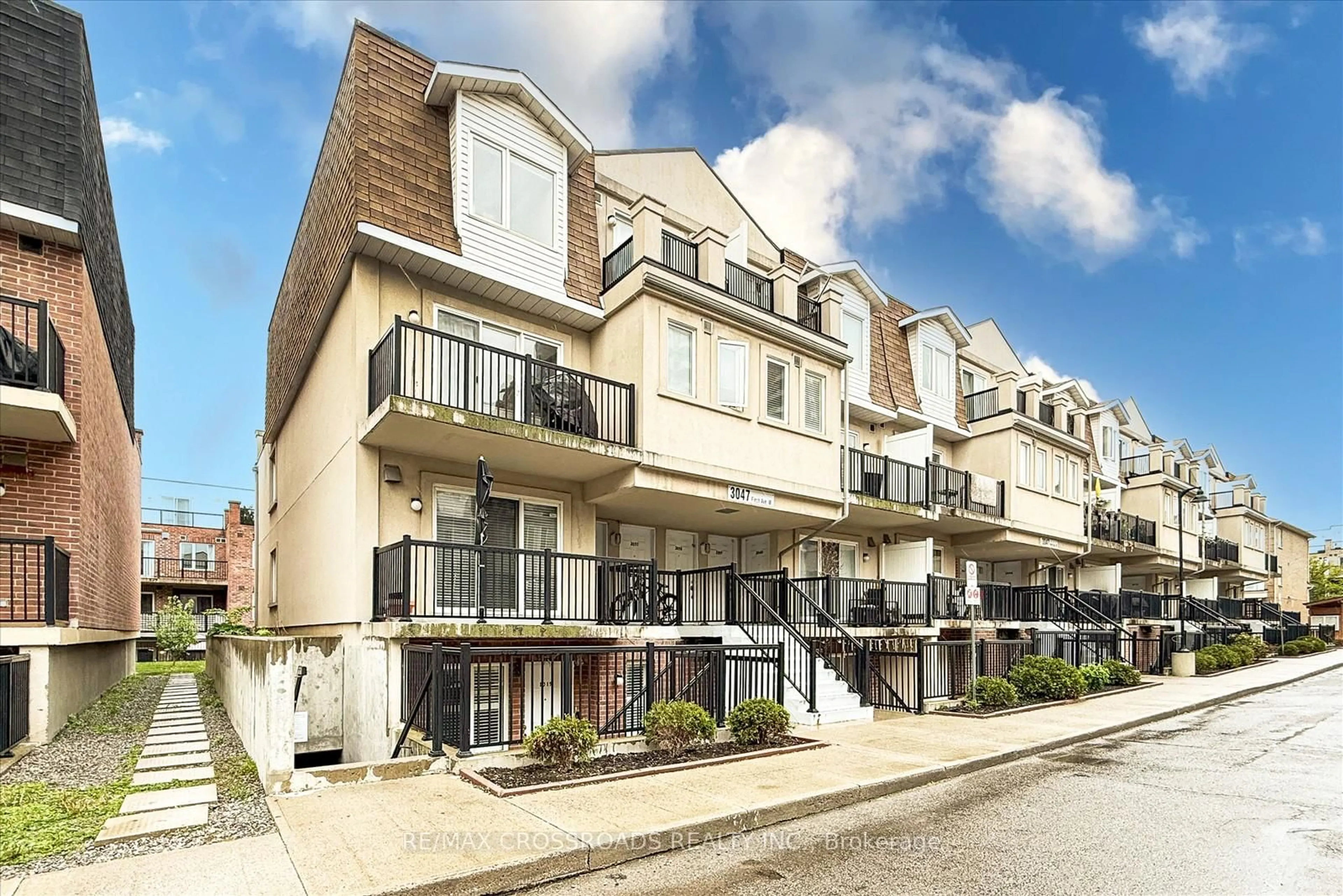 A pic from outside/outdoor area/front of a property/back of a property/a pic from drone, street for 3047 Finch Ave #1019, Toronto Ontario M9M 0A5