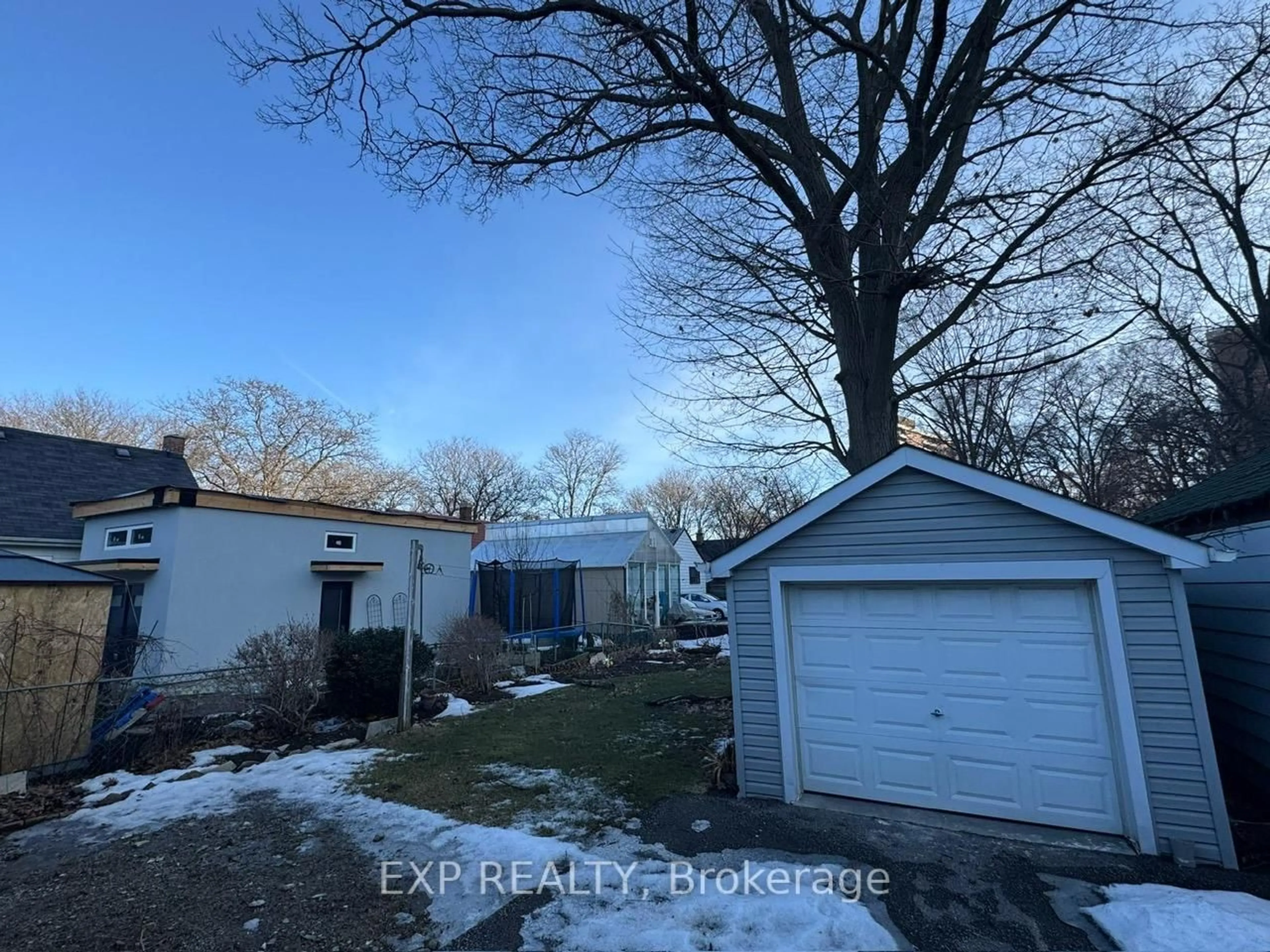 A pic from outside/outdoor area/front of a property/back of a property/a pic from drone, street for 43 Harding Ave, Toronto Ontario M6M 3A3