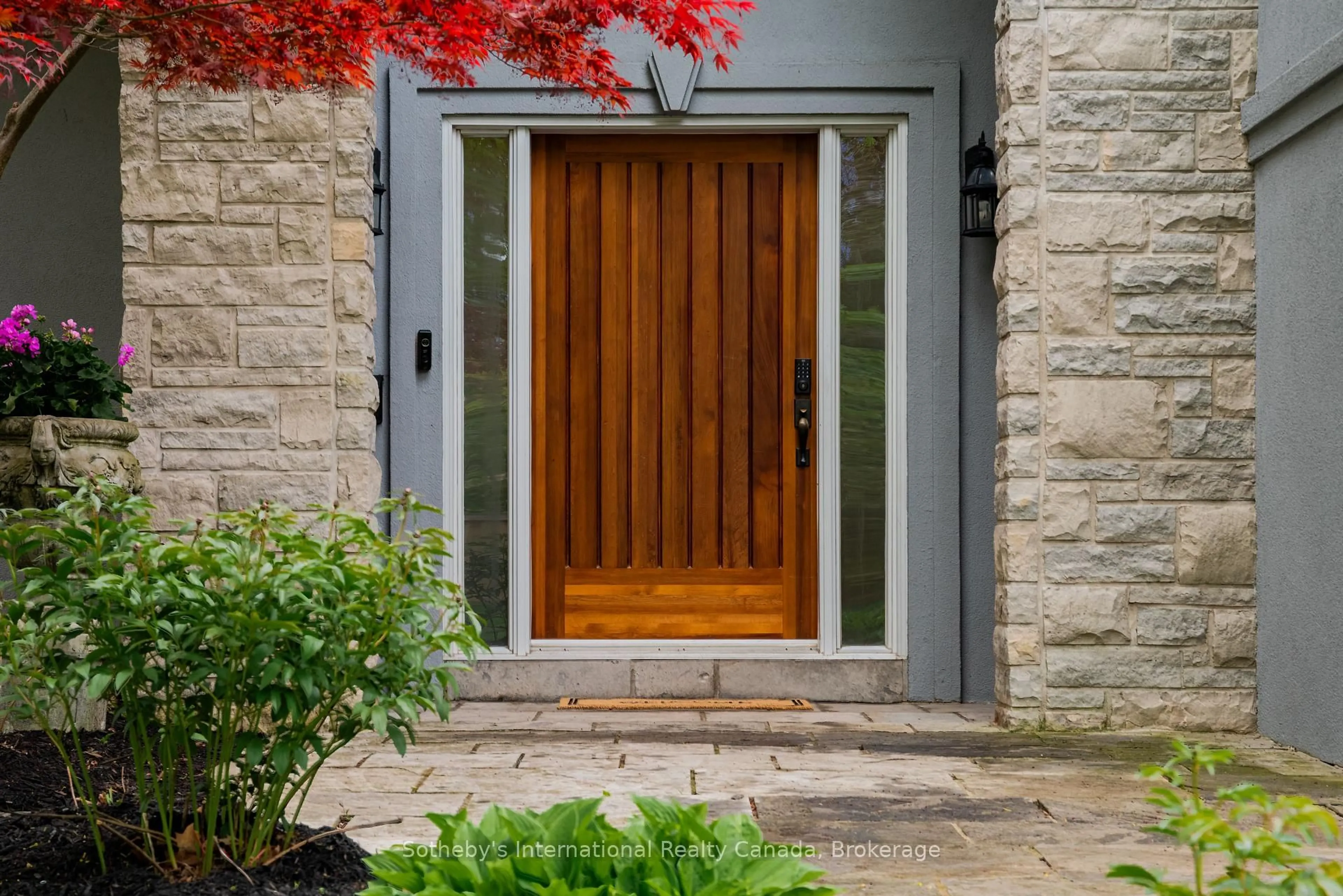 Indoor entryway for 130 Blyth Cres, Oakville Ontario L6J 5H6