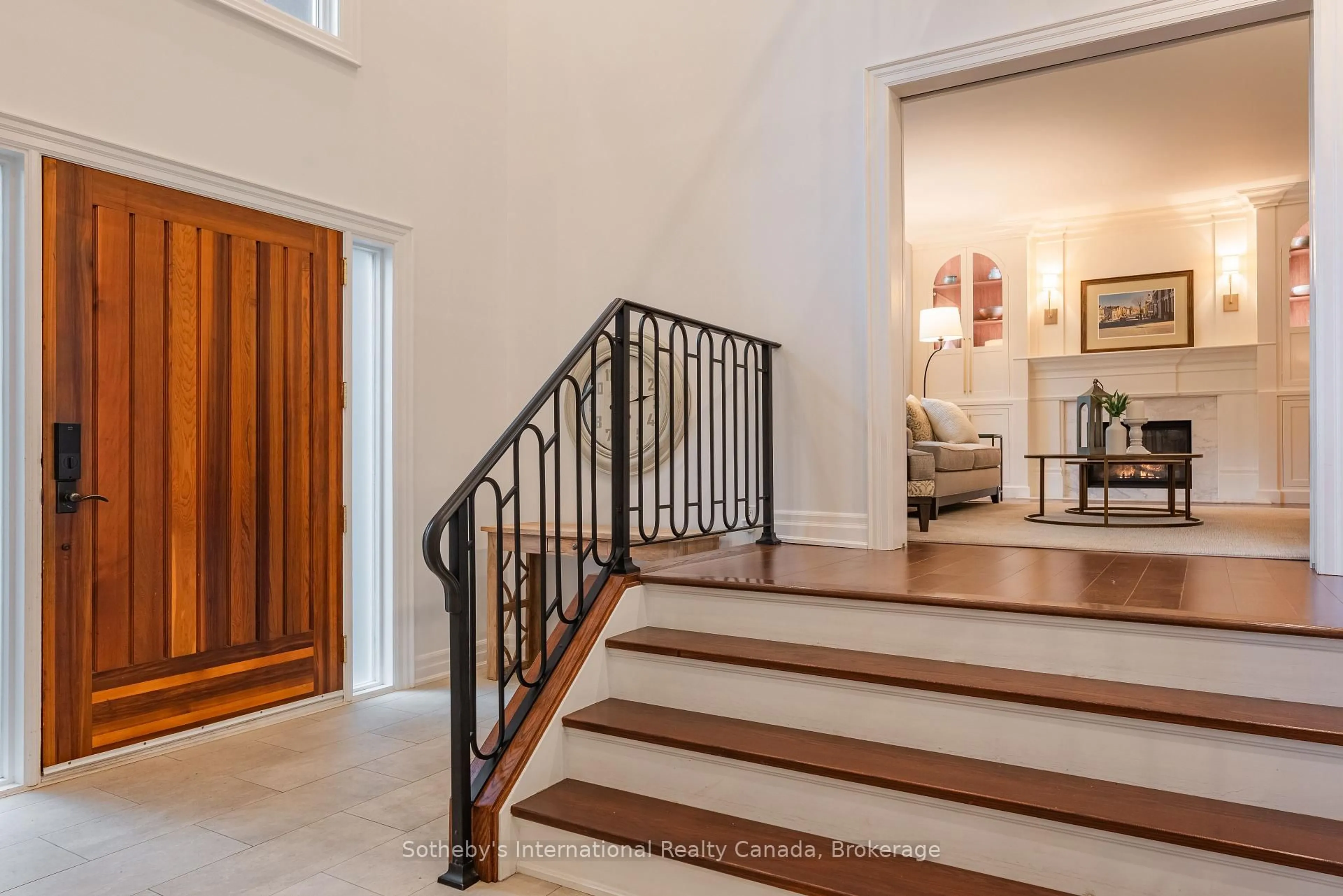 Indoor entryway for 130 Blyth Cres, Oakville Ontario L6J 5H6