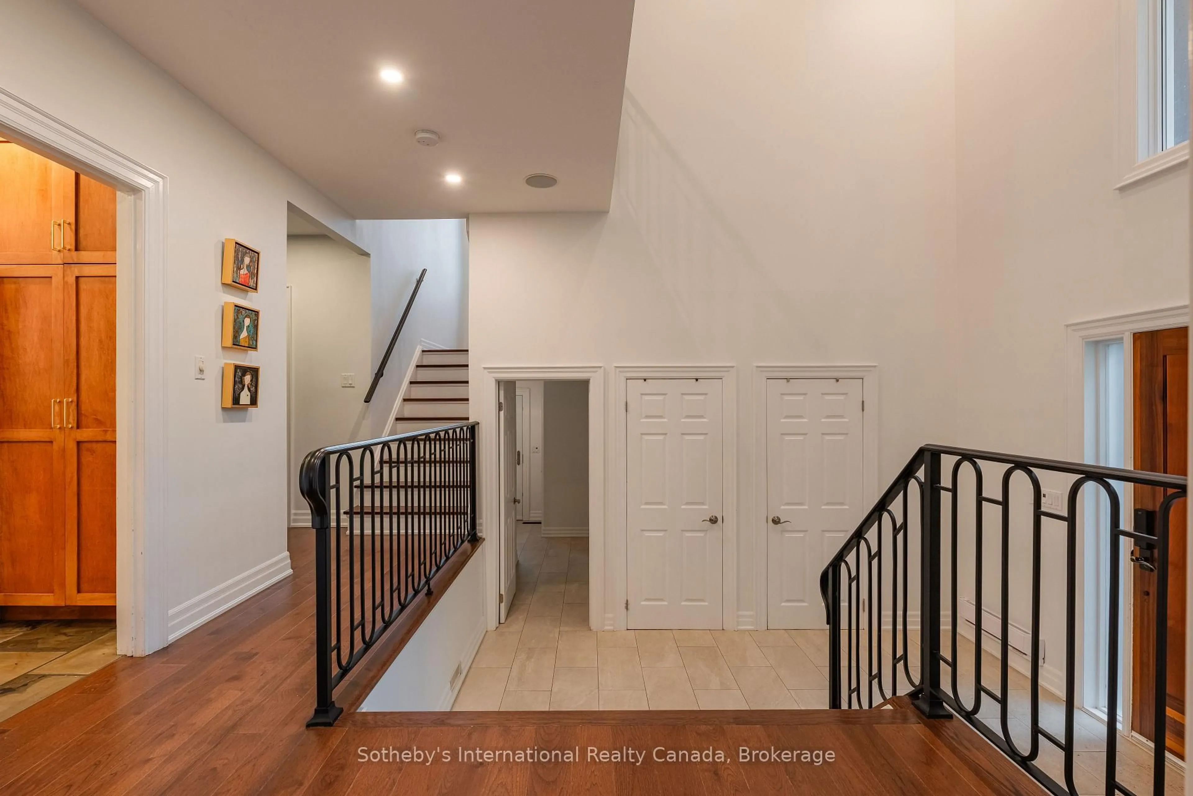 Indoor entryway for 130 Blyth Cres, Oakville Ontario L6J 5H6