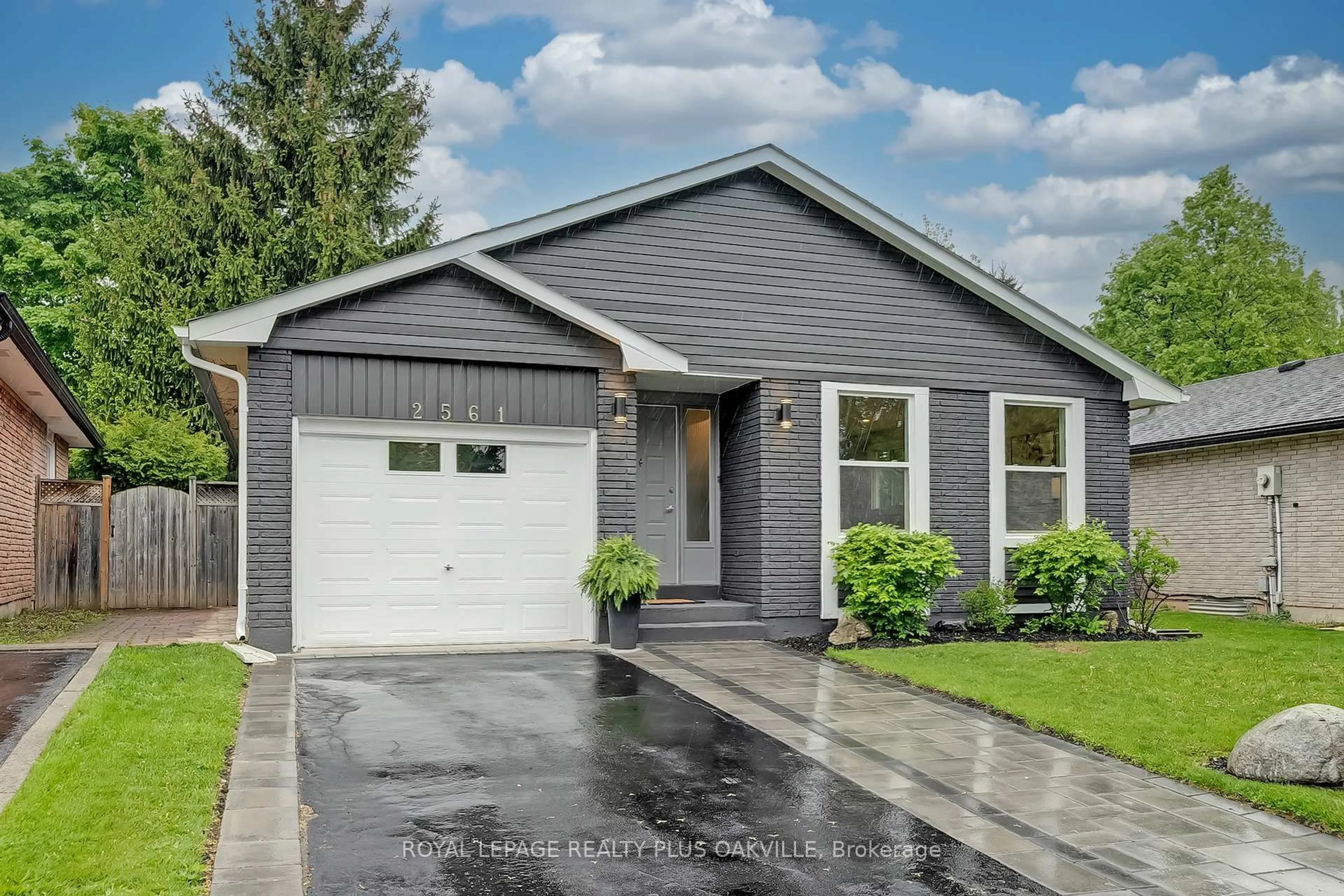 Home with vinyl exterior material, street for 2561 Cavendish Dr, Burlington Ontario L7P 4E3