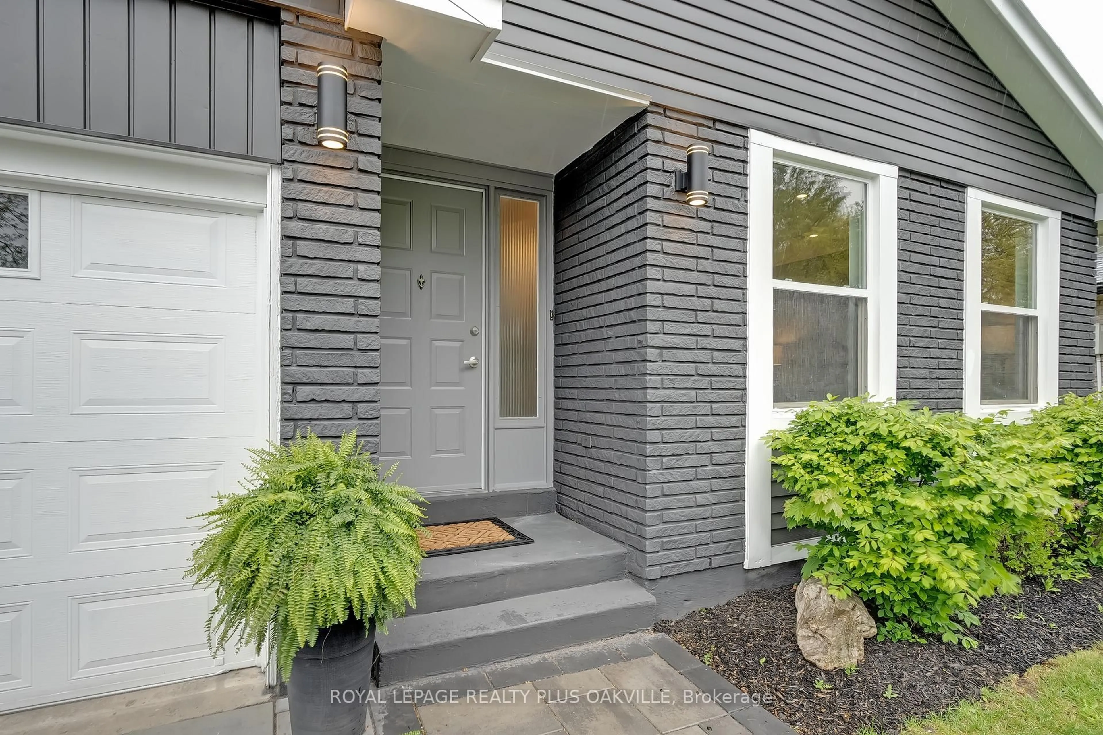 Indoor entryway for 2561 Cavendish Dr, Burlington Ontario L7P 4E3