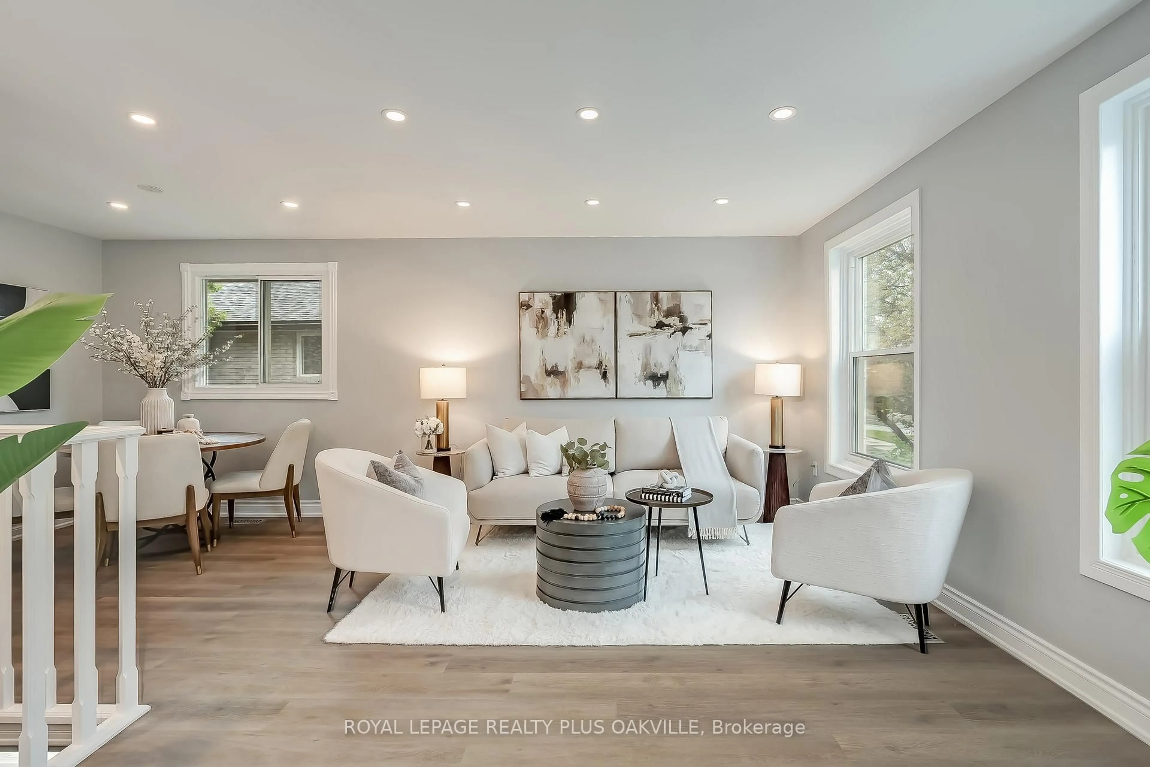 Living room with furniture, wood/laminate floor for 2561 Cavendish Dr, Burlington Ontario L7P 4E3