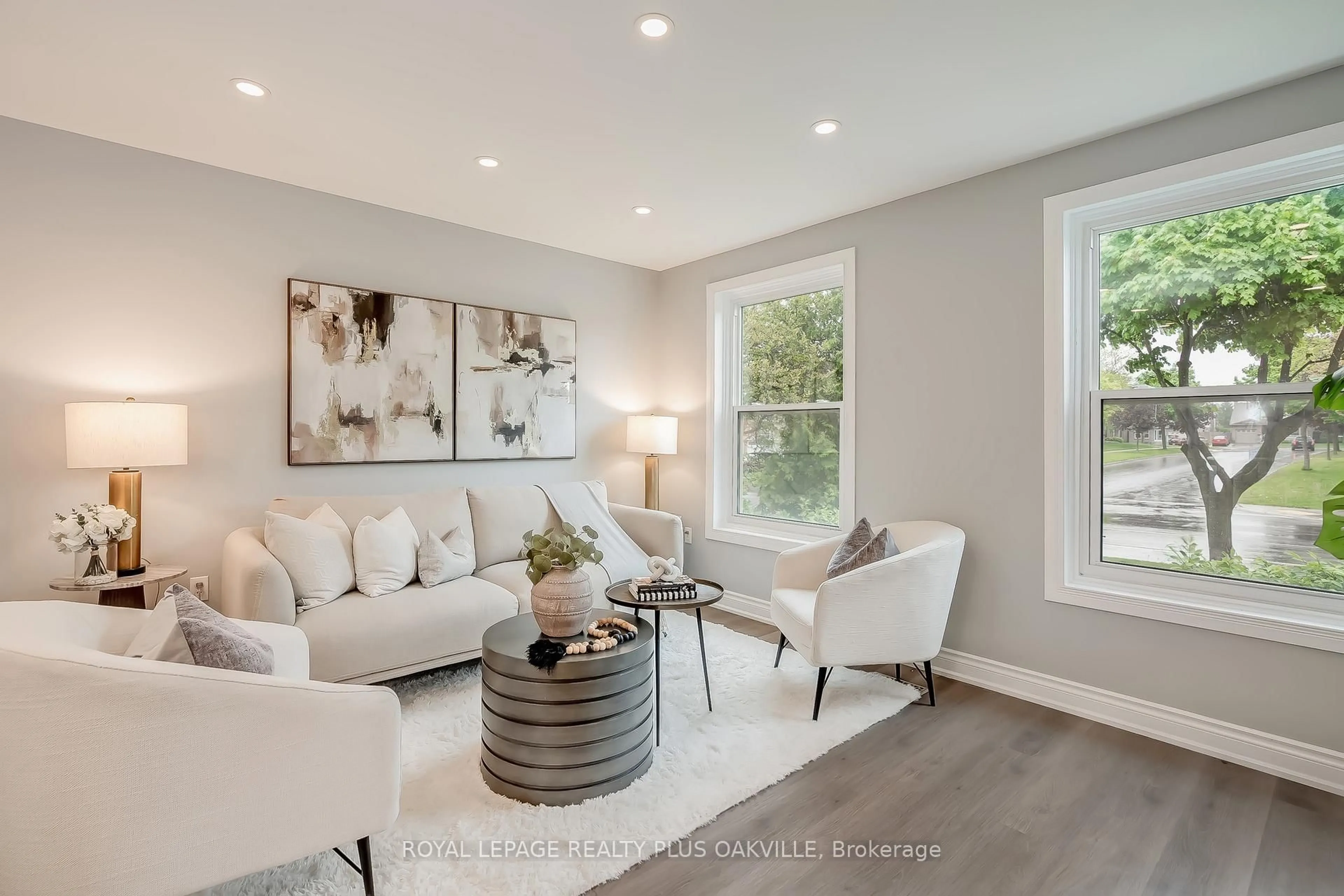Living room with furniture, unknown for 2561 Cavendish Dr, Burlington Ontario L7P 4E3