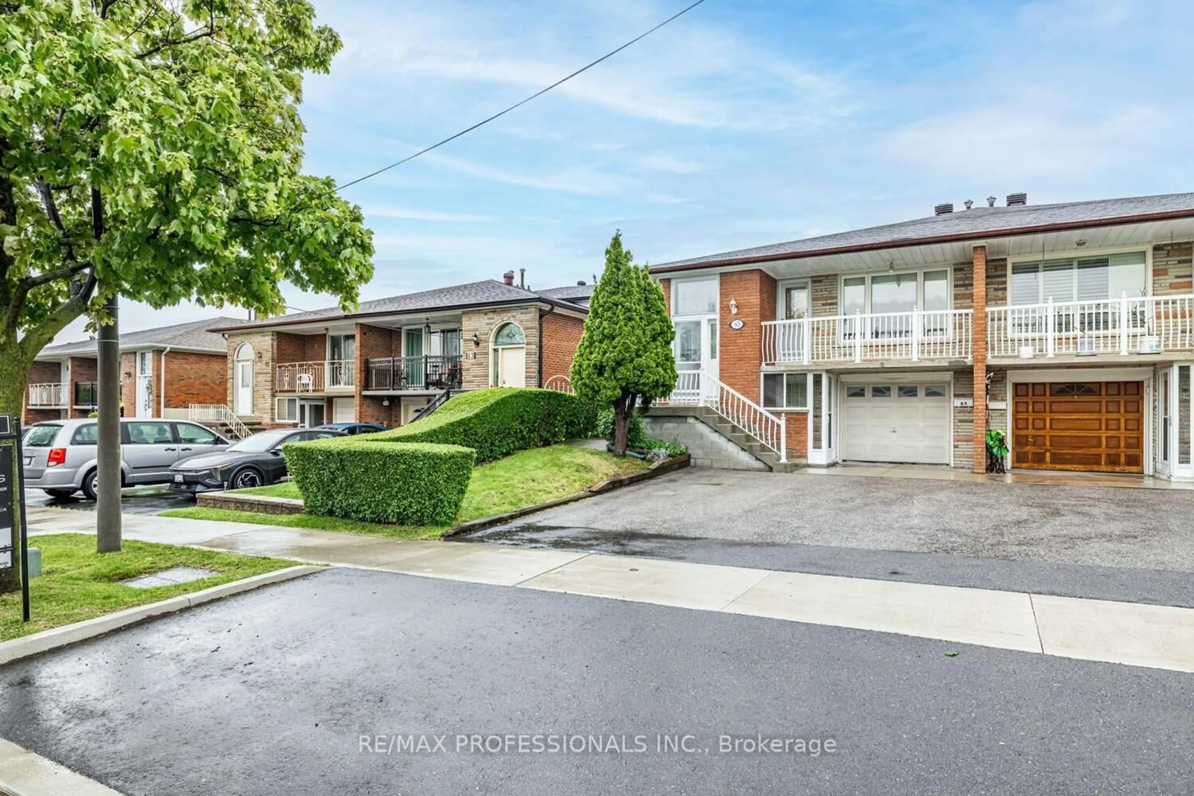 A pic from outside/outdoor area/front of a property/back of a property/a pic from drone, street for 85 Blossom Cres, Toronto Ontario M3N 2B1