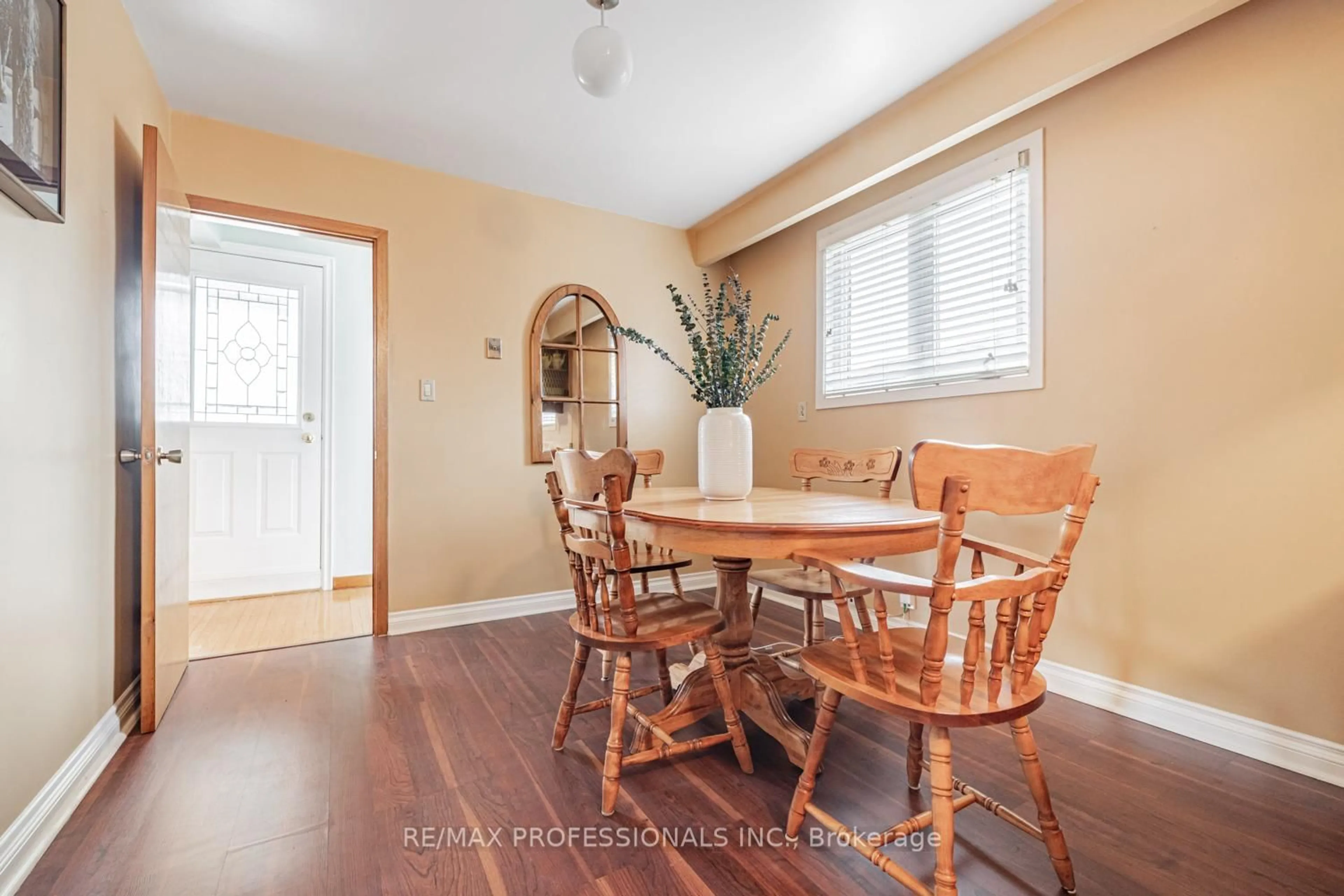Dining room, wood/laminate floor for 85 Blossom Cres, Toronto Ontario M3N 2B1
