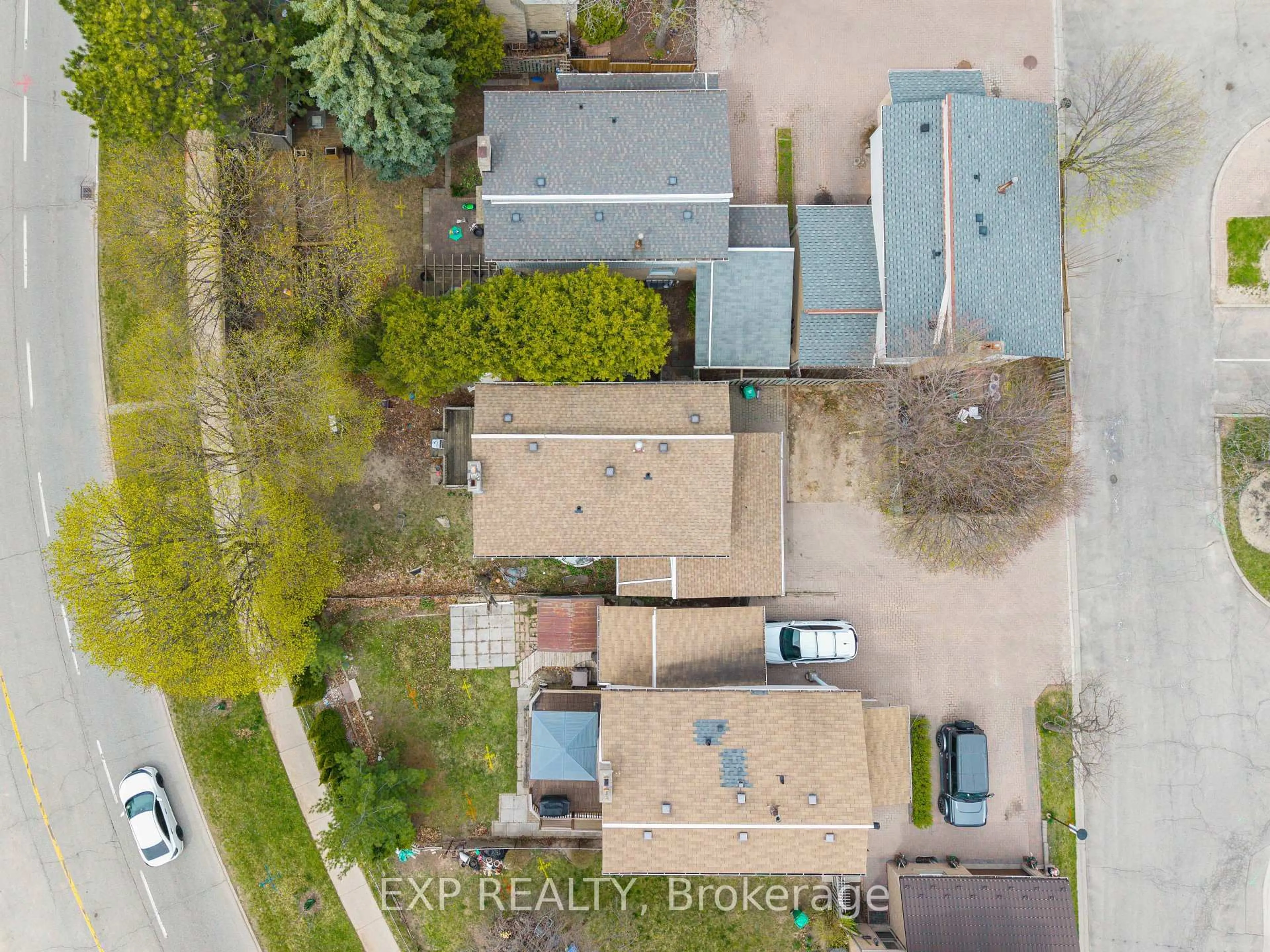 A pic from outside/outdoor area/front of a property/back of a property/a pic from drone, street for 3 Moonstream Crt #3, Mississauga Ontario L5N 2P8