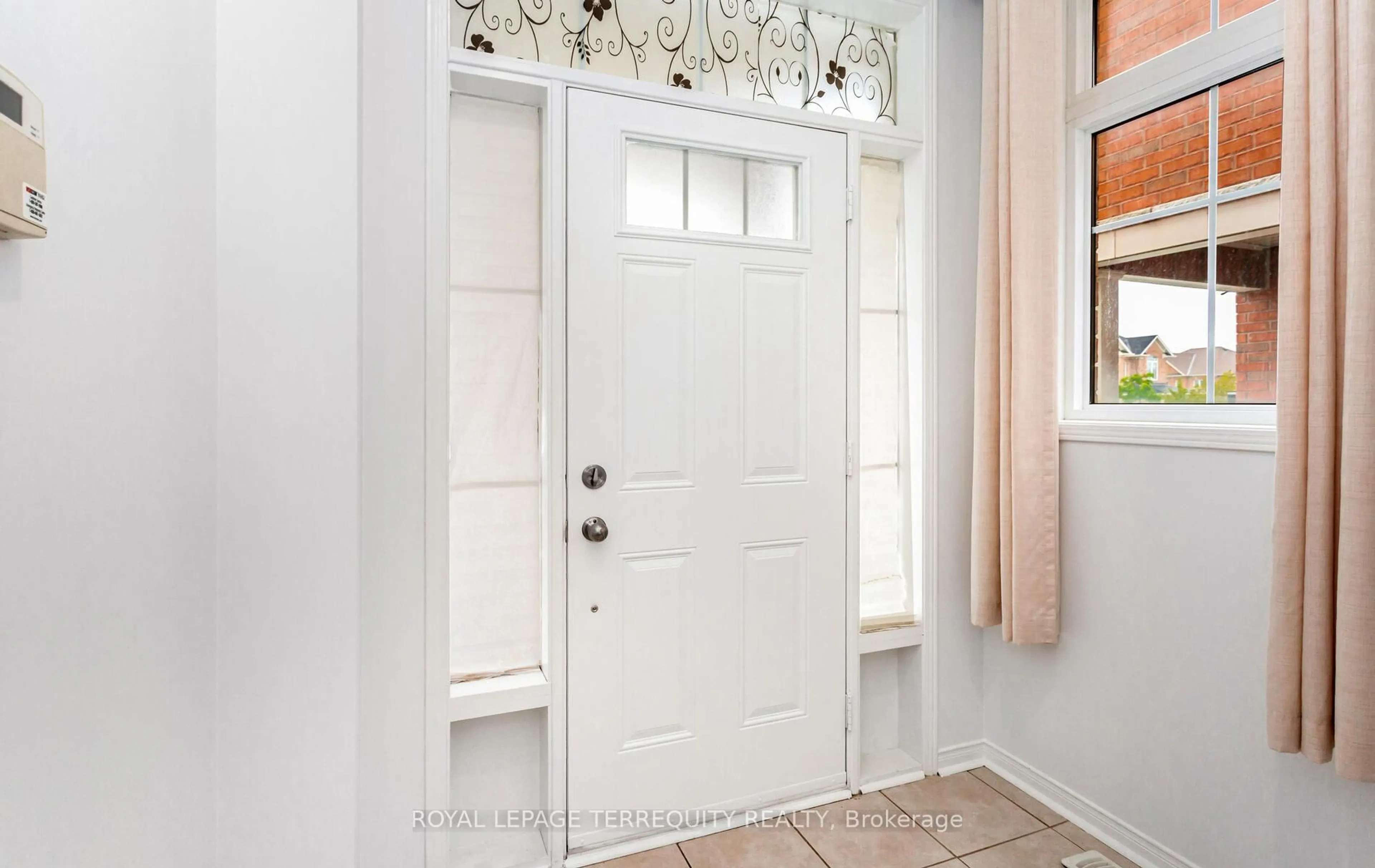 Indoor entryway for 3298 Sunlight St, Mississauga Ontario L5M 0G8