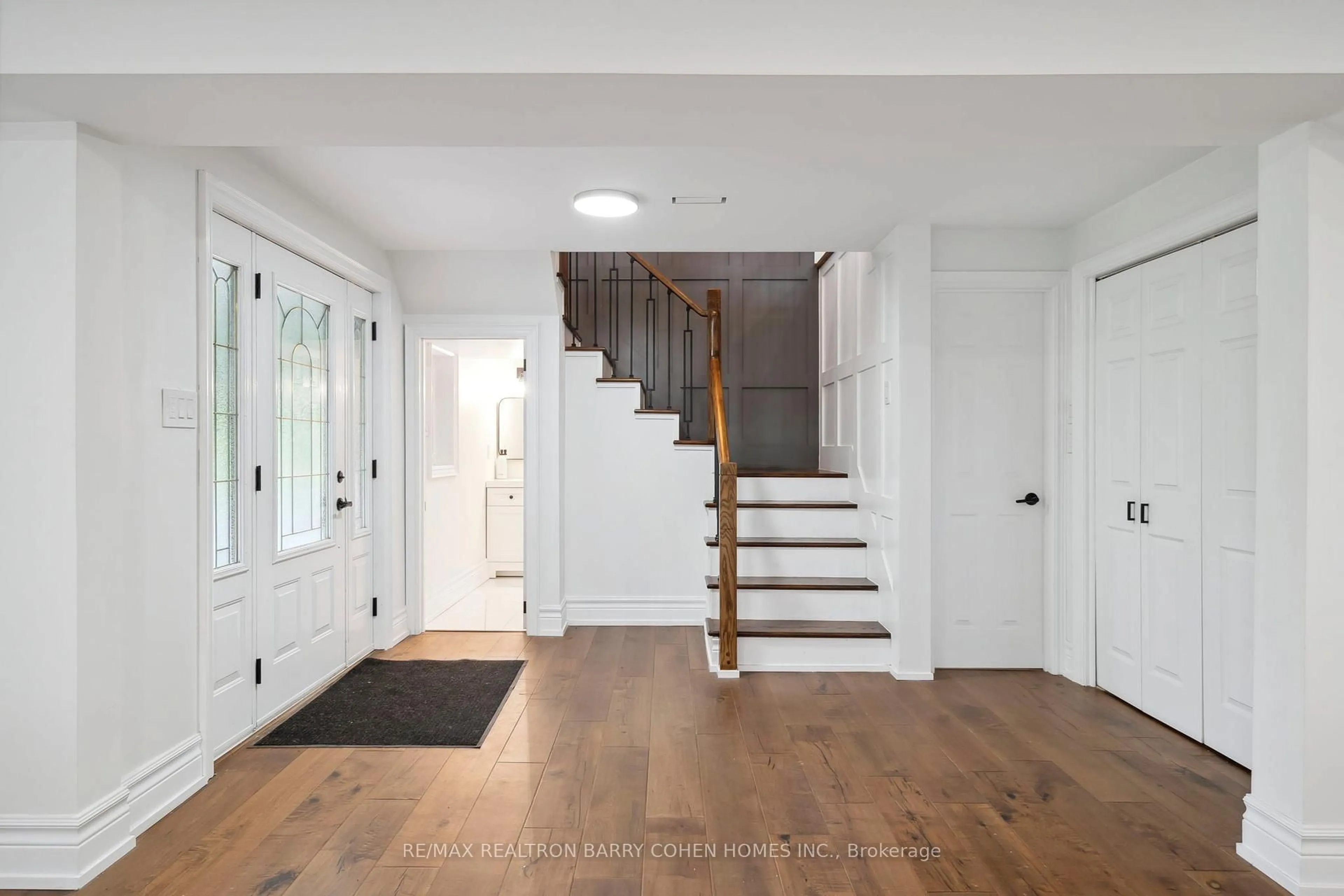 Indoor entryway for 16781 Heart Lake Rd, Caledon Ontario L7C 2L4