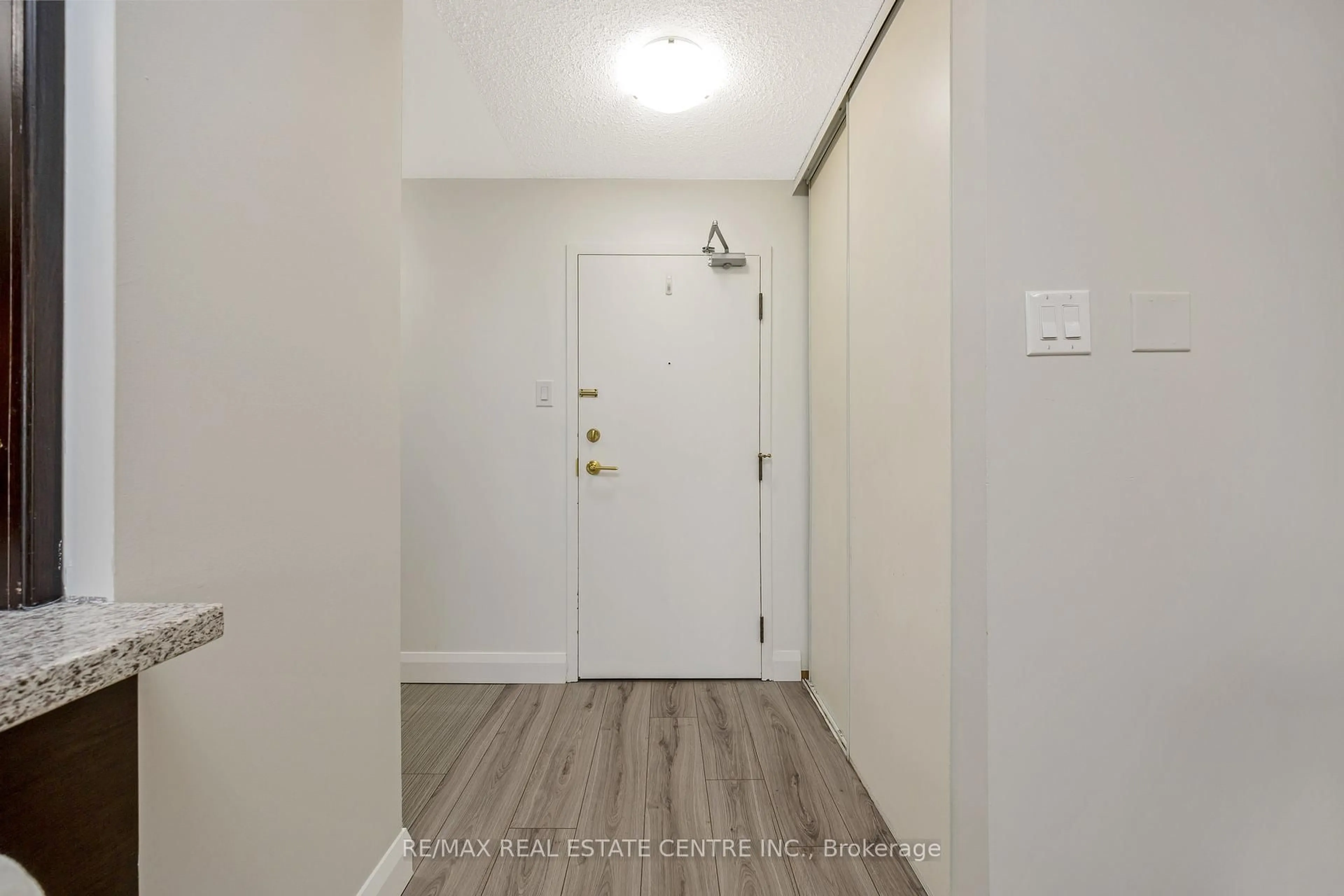 Indoor entryway for 4185 Shipp Dr #512, Mississauga Ontario L4Z 2Y8