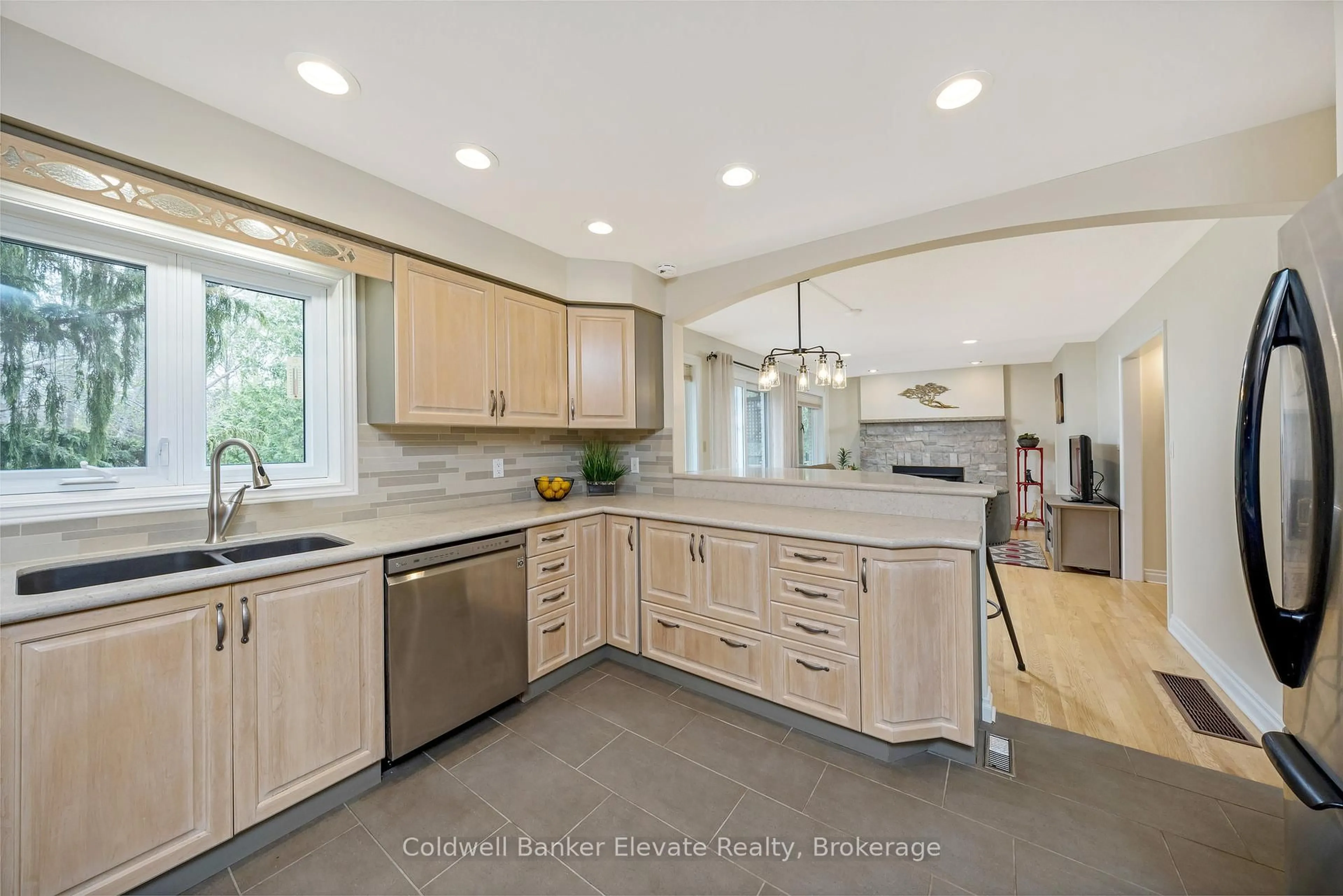 Open concept kitchen, ceramic/tile floor for 39 Harold St, Halton Hills Ontario L7G 4X8