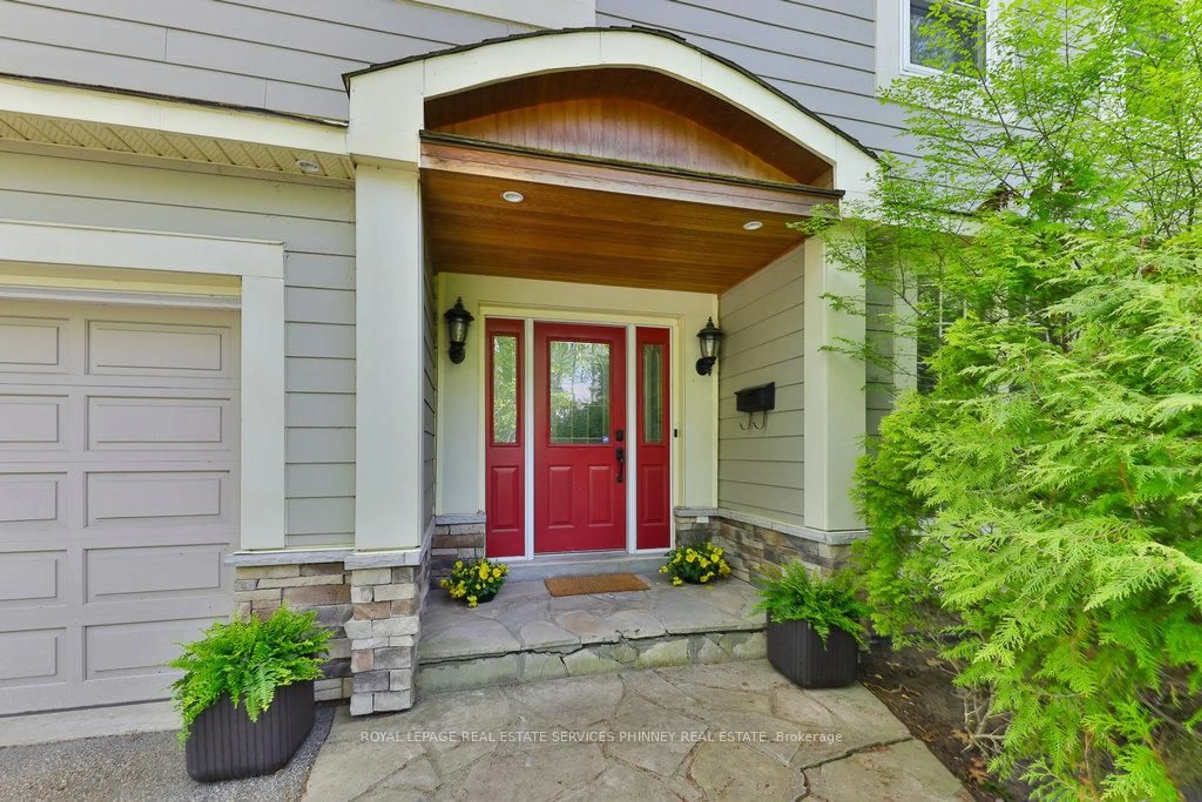 Indoor entryway for 1174 Whiteoaks Ave, Mississauga Ontario L5J 3B5