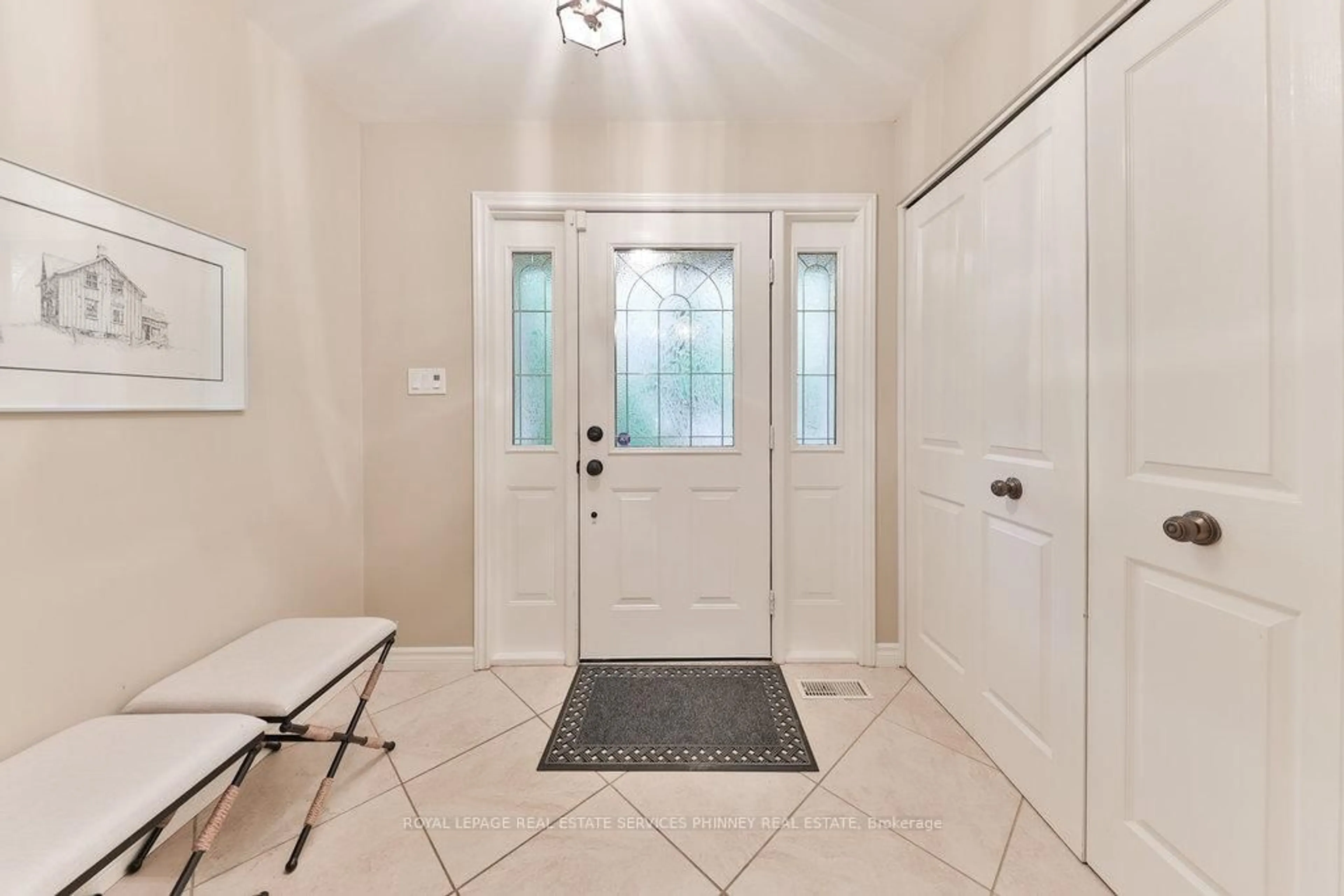 Indoor entryway for 1174 Whiteoaks Ave, Mississauga Ontario L5J 3B5