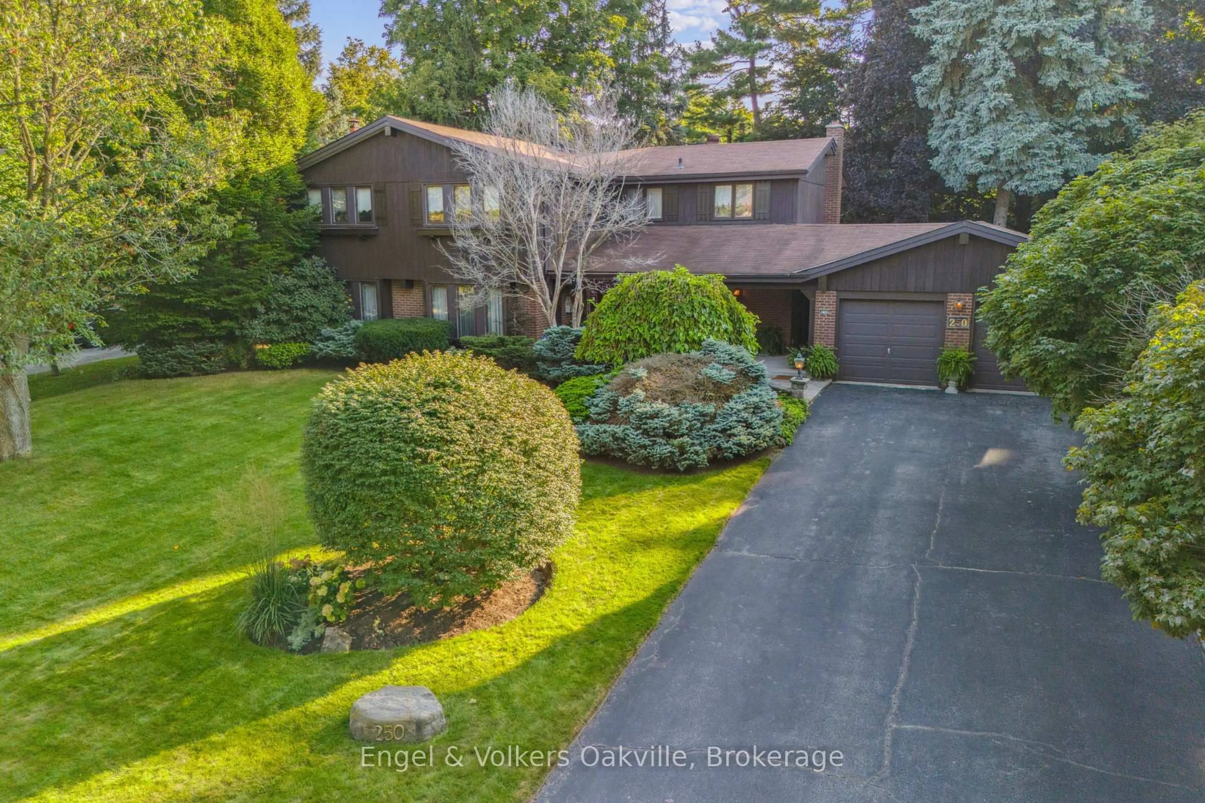 A pic from outside/outdoor area/front of a property/back of a property/a pic from drone, unknown for 250 Gatestone Ave, Oakville Ontario L6J 5R9