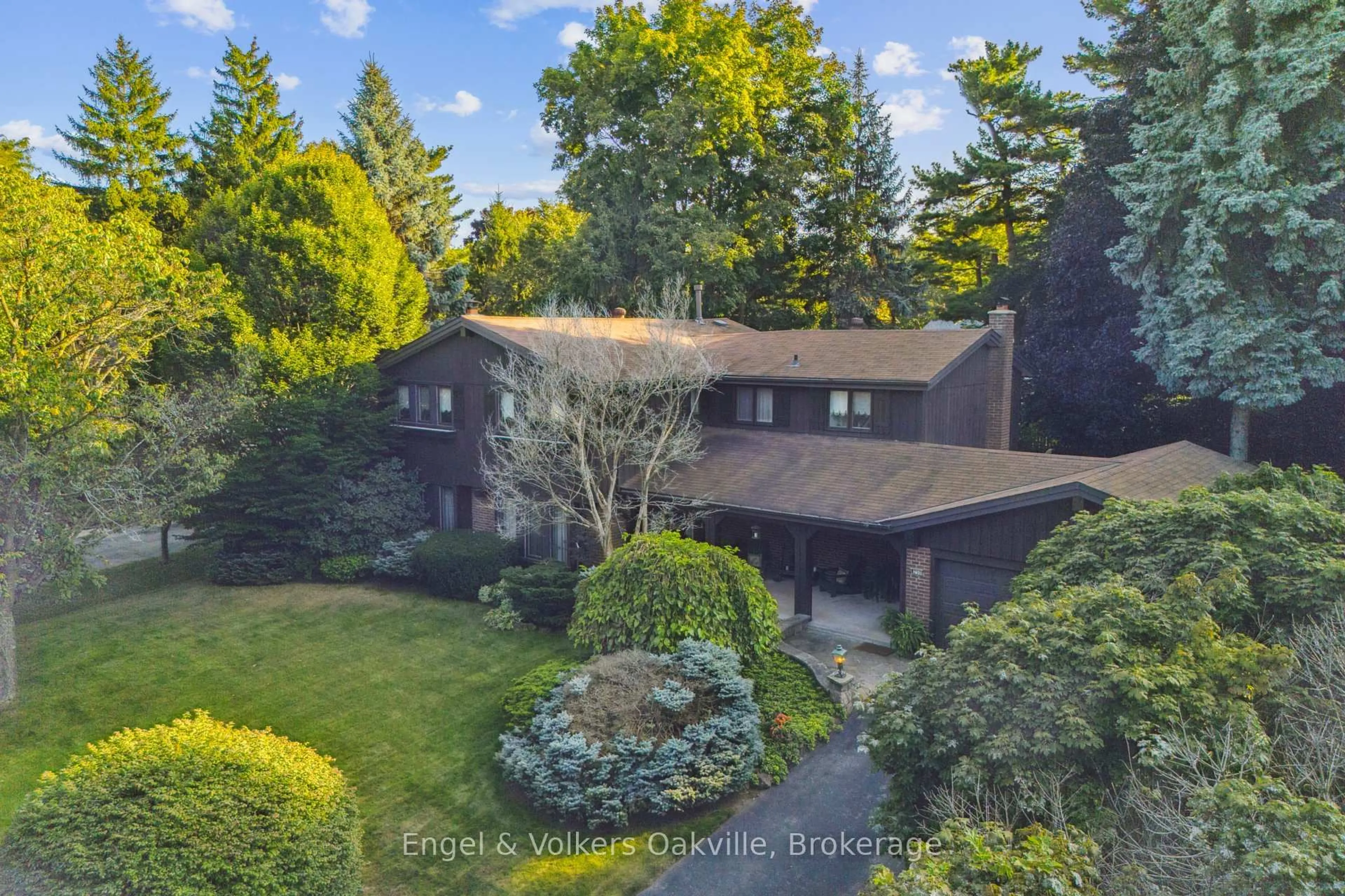 A pic from outside/outdoor area/front of a property/back of a property/a pic from drone, unknown for 250 Gatestone Ave, Oakville Ontario L6J 5R9
