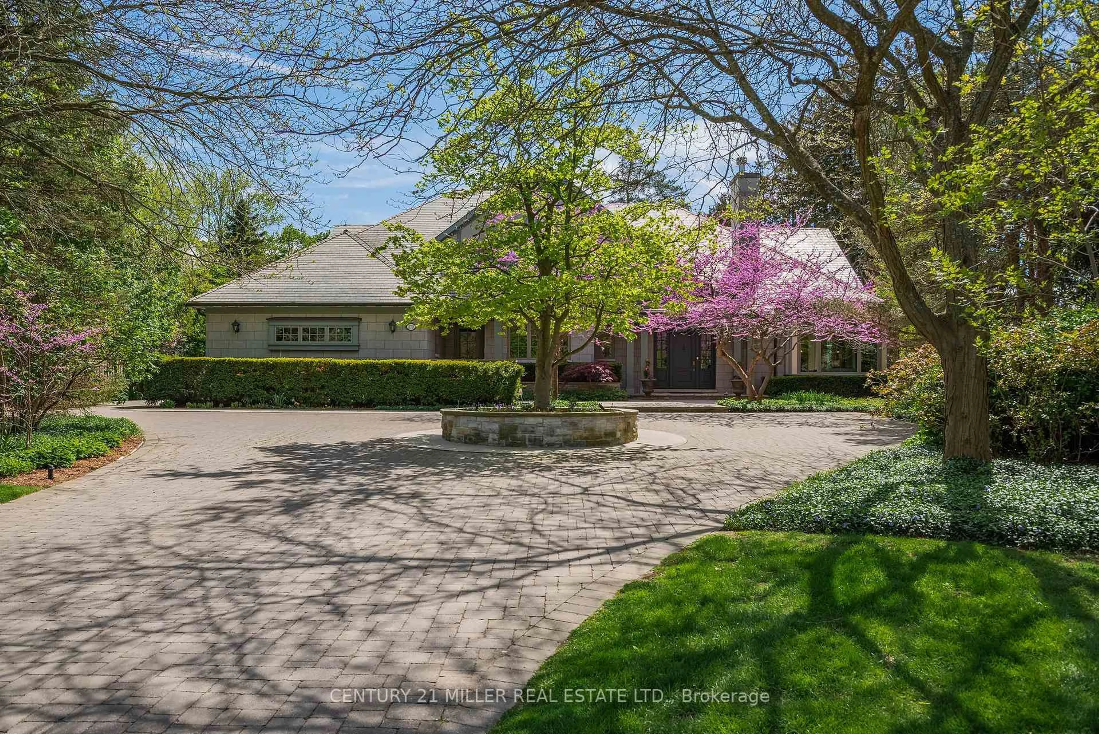 A pic from outside/outdoor area/front of a property/back of a property/a pic from drone, street for 370 Poplar Dr, Oakville Ontario L6J 4E4