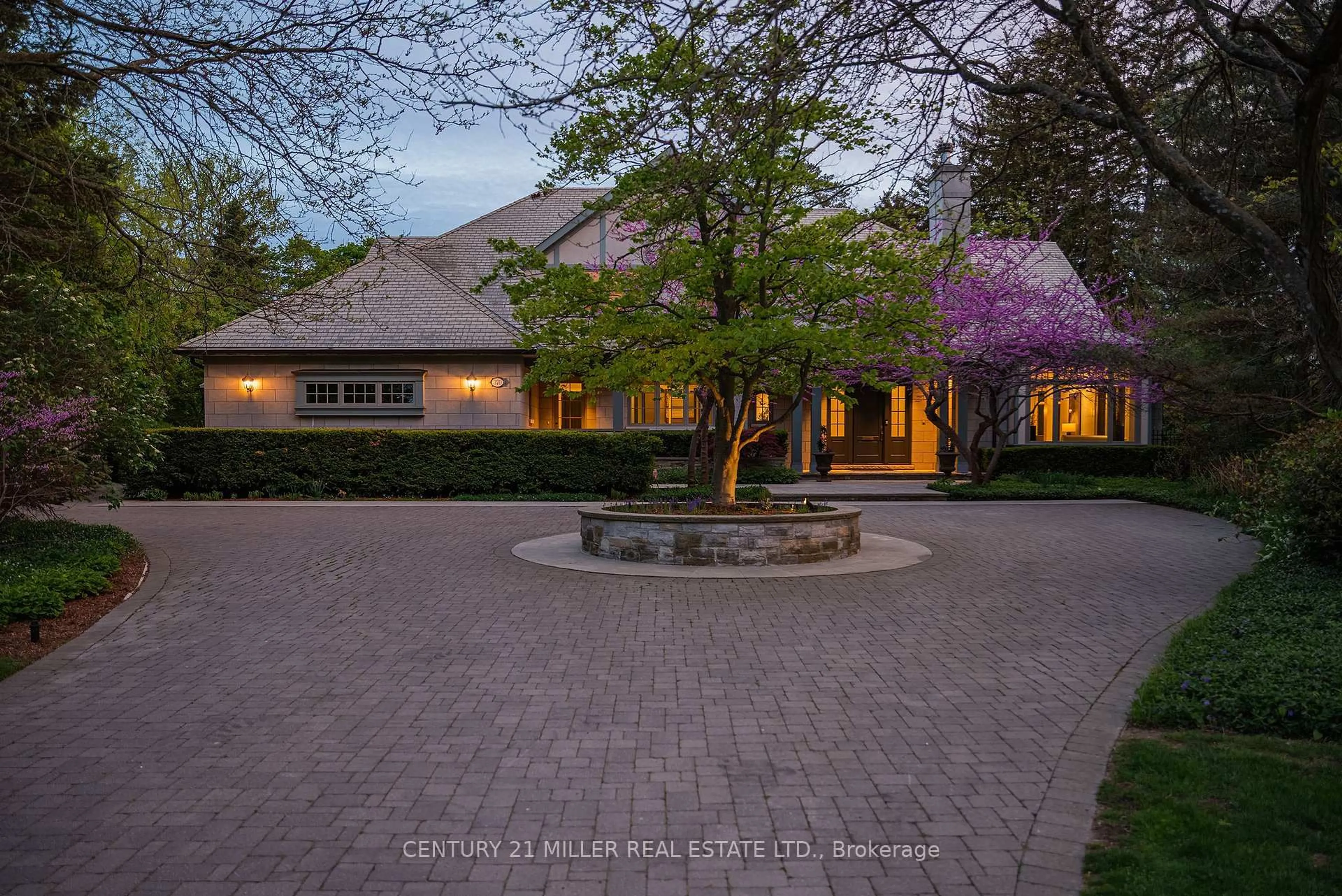 A pic from outside/outdoor area/front of a property/back of a property/a pic from drone, street for 370 Poplar Dr, Oakville Ontario L6J 4E4