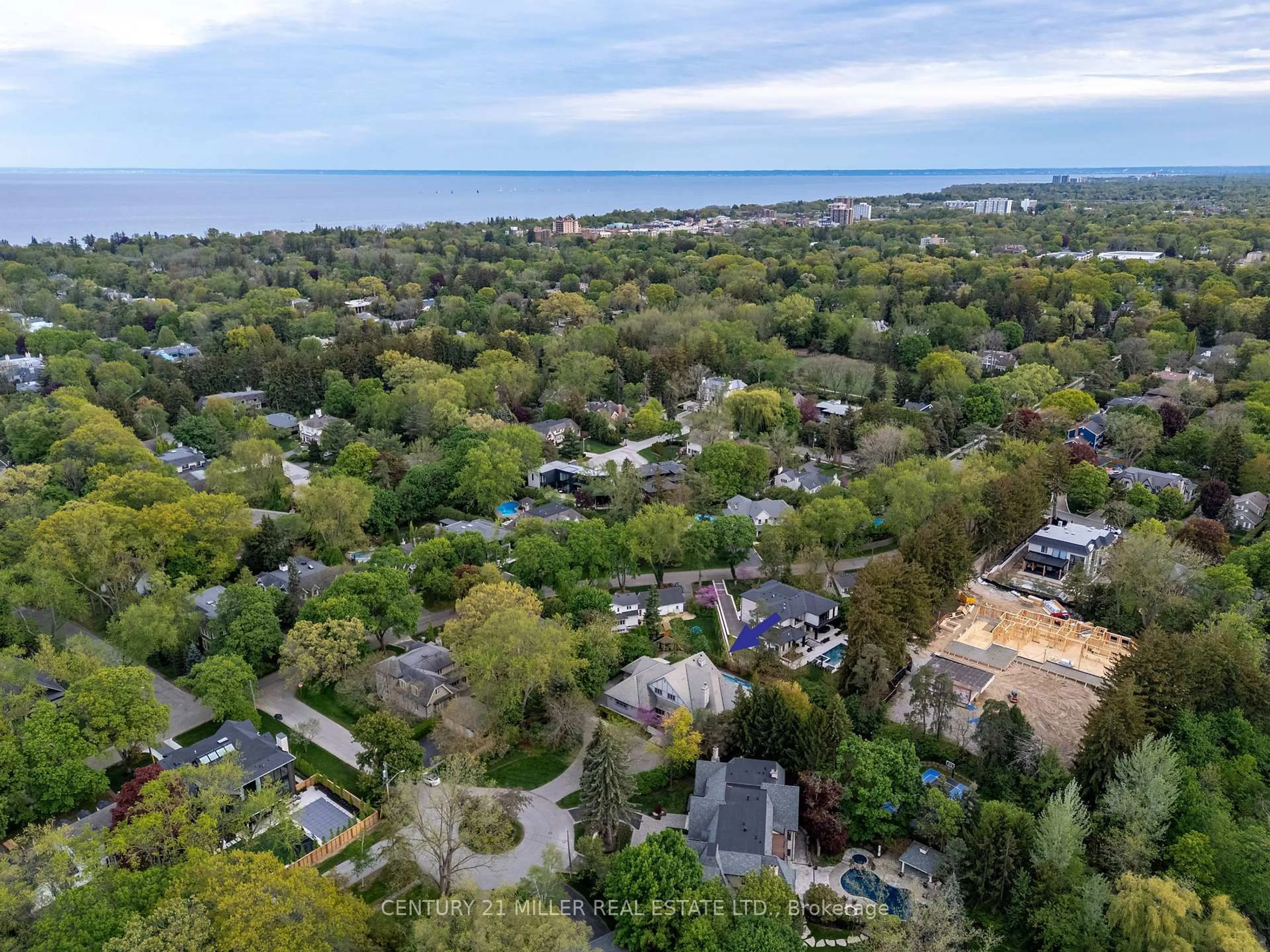 A pic from outside/outdoor area/front of a property/back of a property/a pic from drone, water/lake/river/ocean view for 370 Poplar Dr, Oakville Ontario L6J 4E4