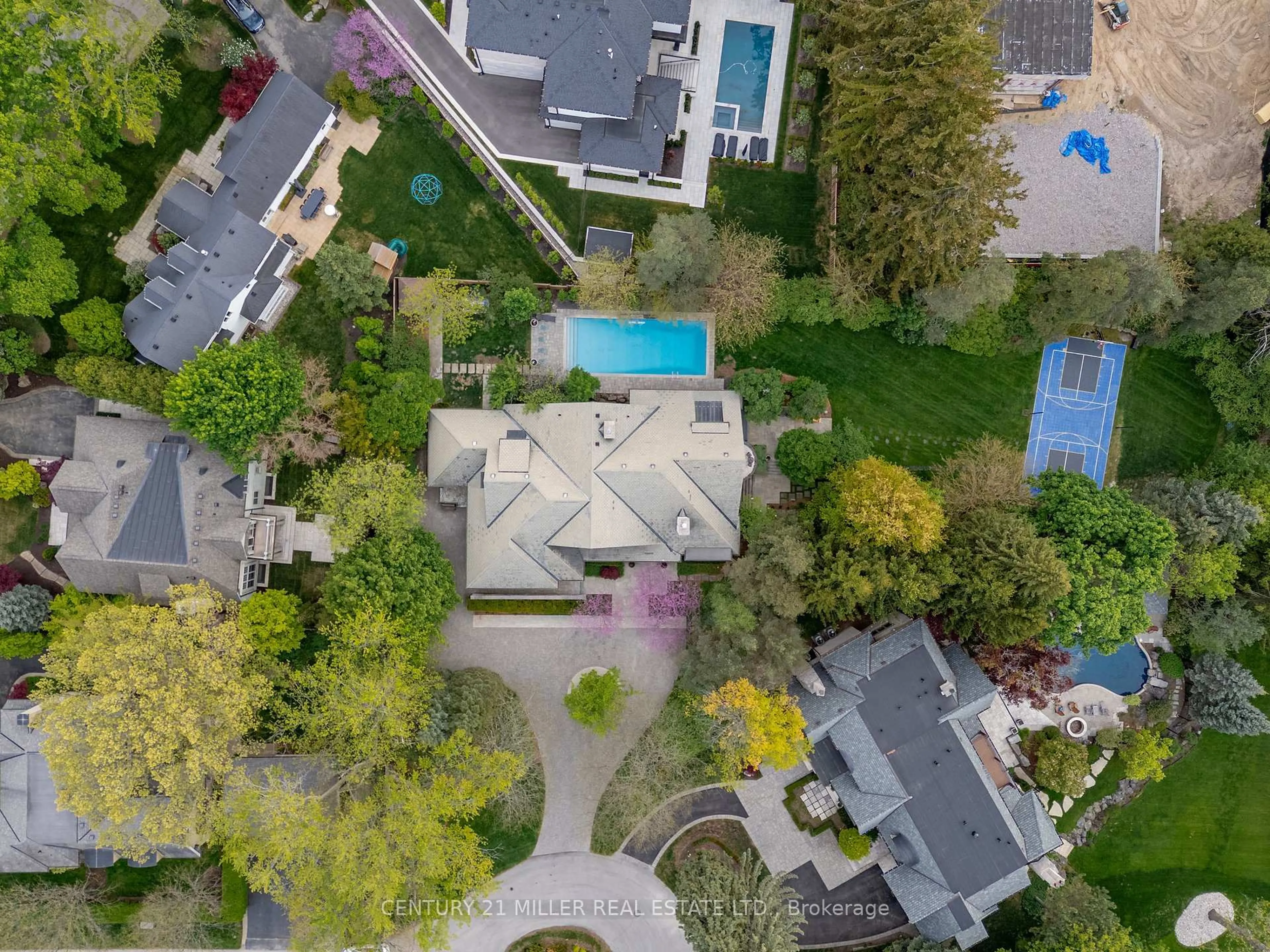 A pic from outside/outdoor area/front of a property/back of a property/a pic from drone, street for 370 Poplar Dr, Oakville Ontario L6J 4E4