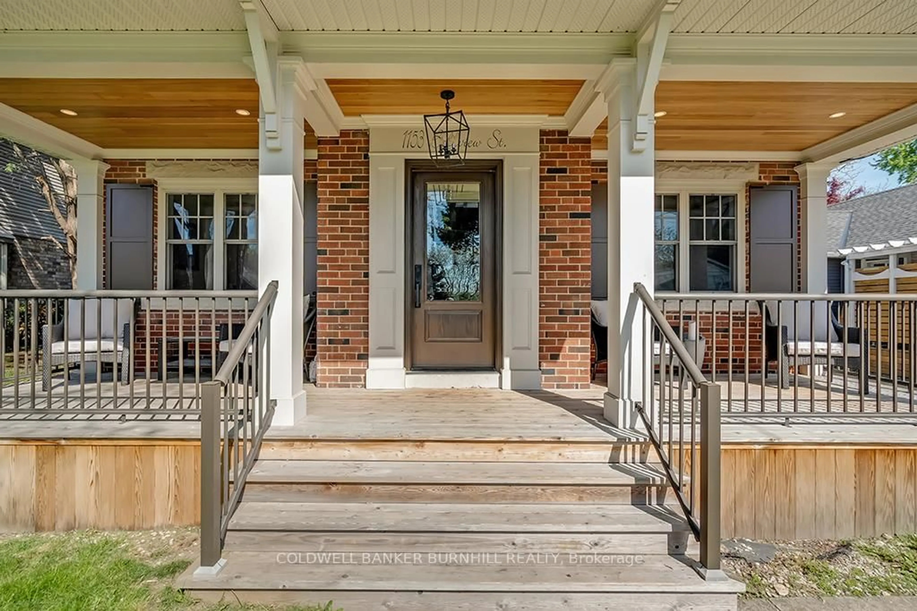Indoor entryway for 1153 BELLVIEW St, Burlington Ontario L7S 1C6