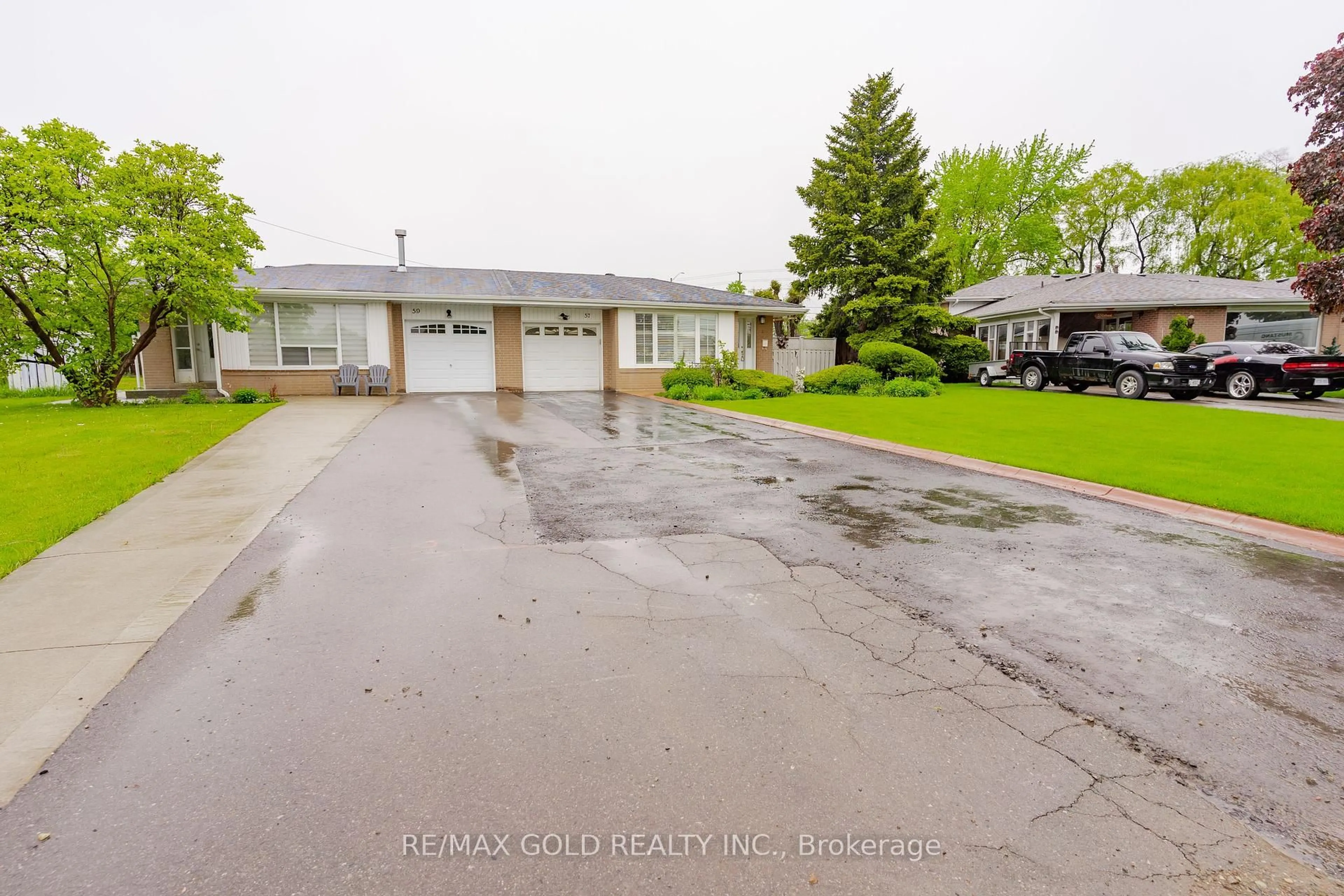A pic from outside/outdoor area/front of a property/back of a property/a pic from drone, street for 57 Cathcart Cres, Brampton Ontario L6T 2A4
