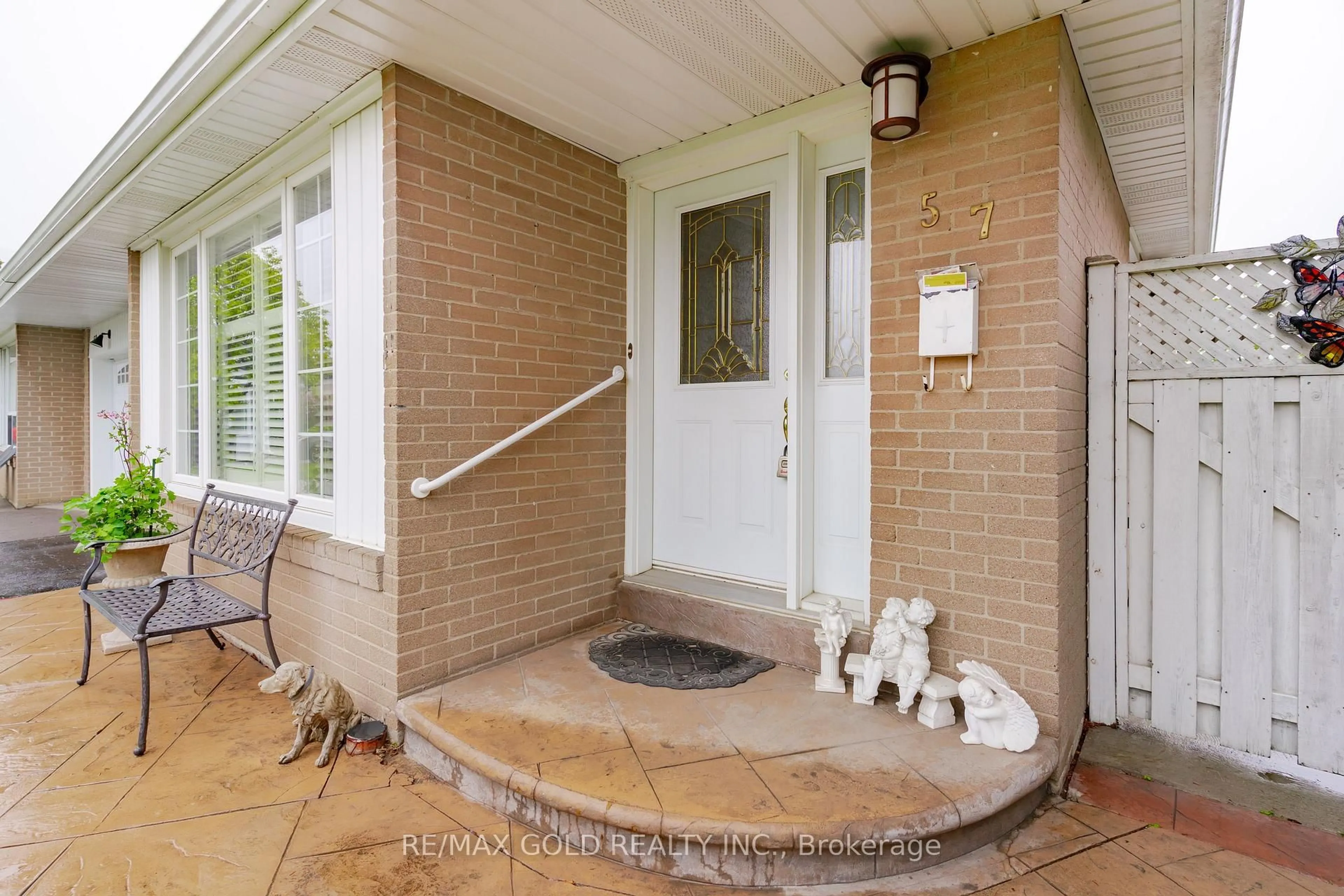 Indoor entryway for 57 Cathcart Cres, Brampton Ontario L6T 2A4