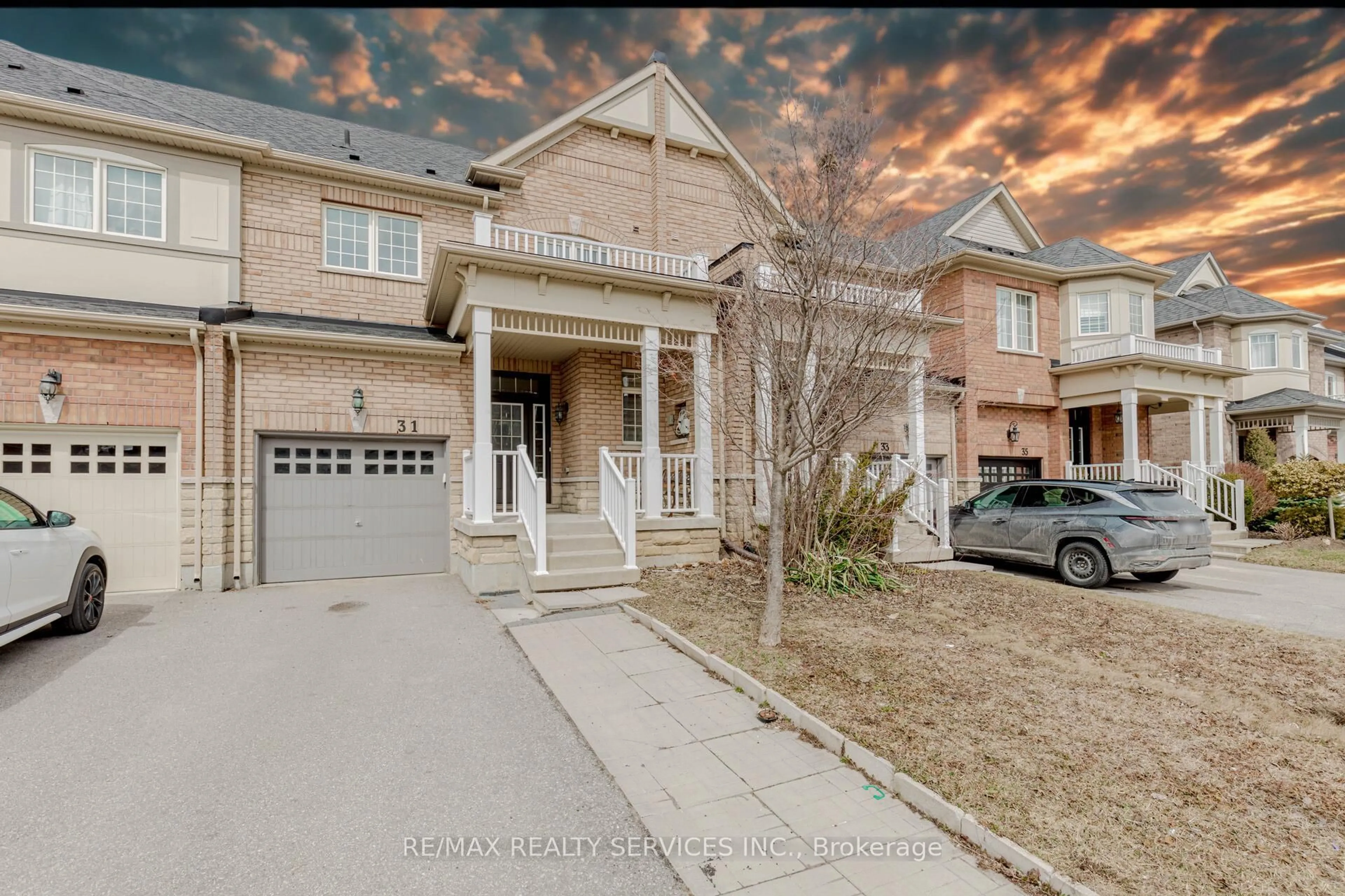 A pic from outside/outdoor area/front of a property/back of a property/a pic from drone, street for 31 Mccardy Crt, Caledon Ontario L7C 3W9