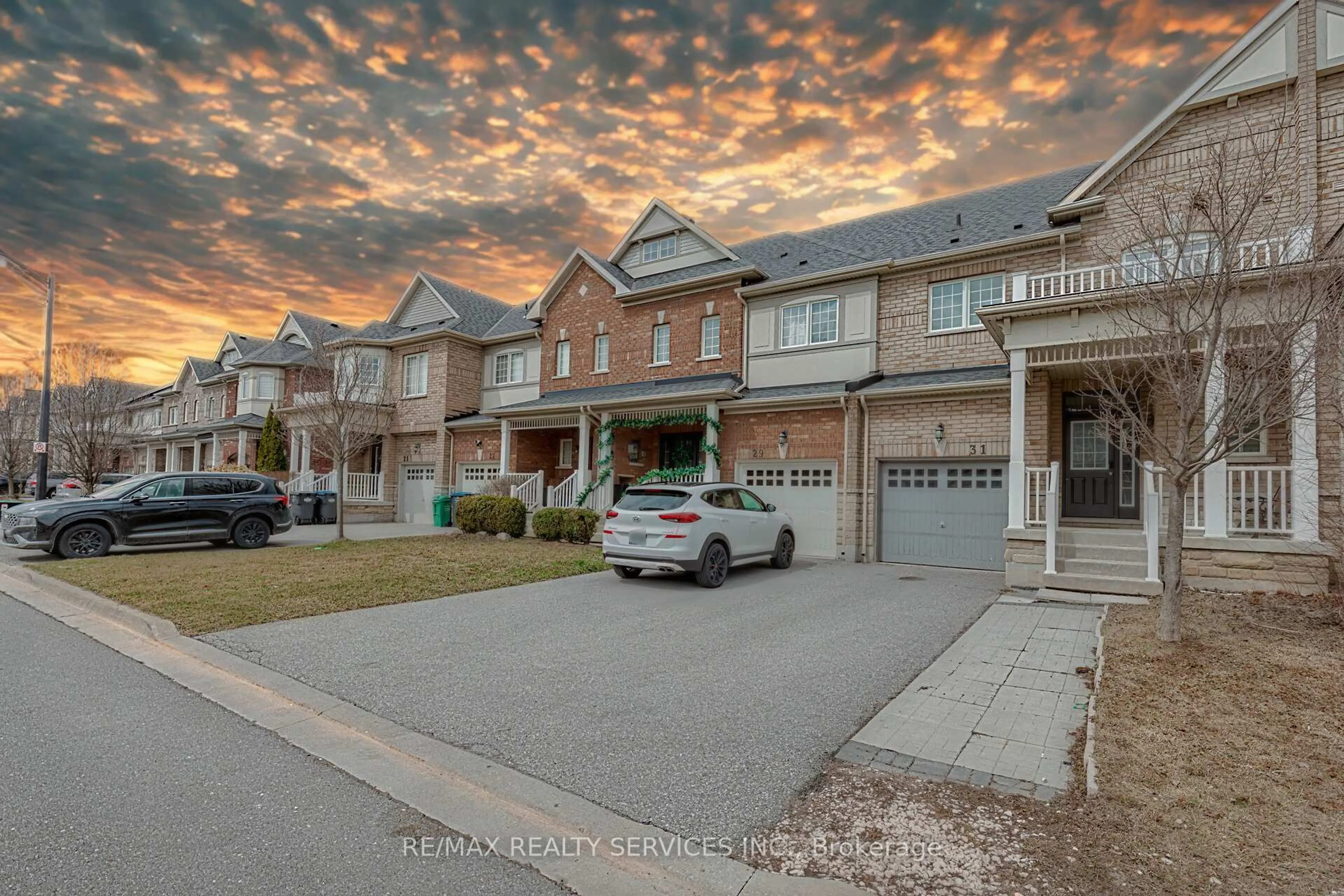 A pic from outside/outdoor area/front of a property/back of a property/a pic from drone, street for 31 Mccardy Crt, Caledon Ontario L7C 3W9