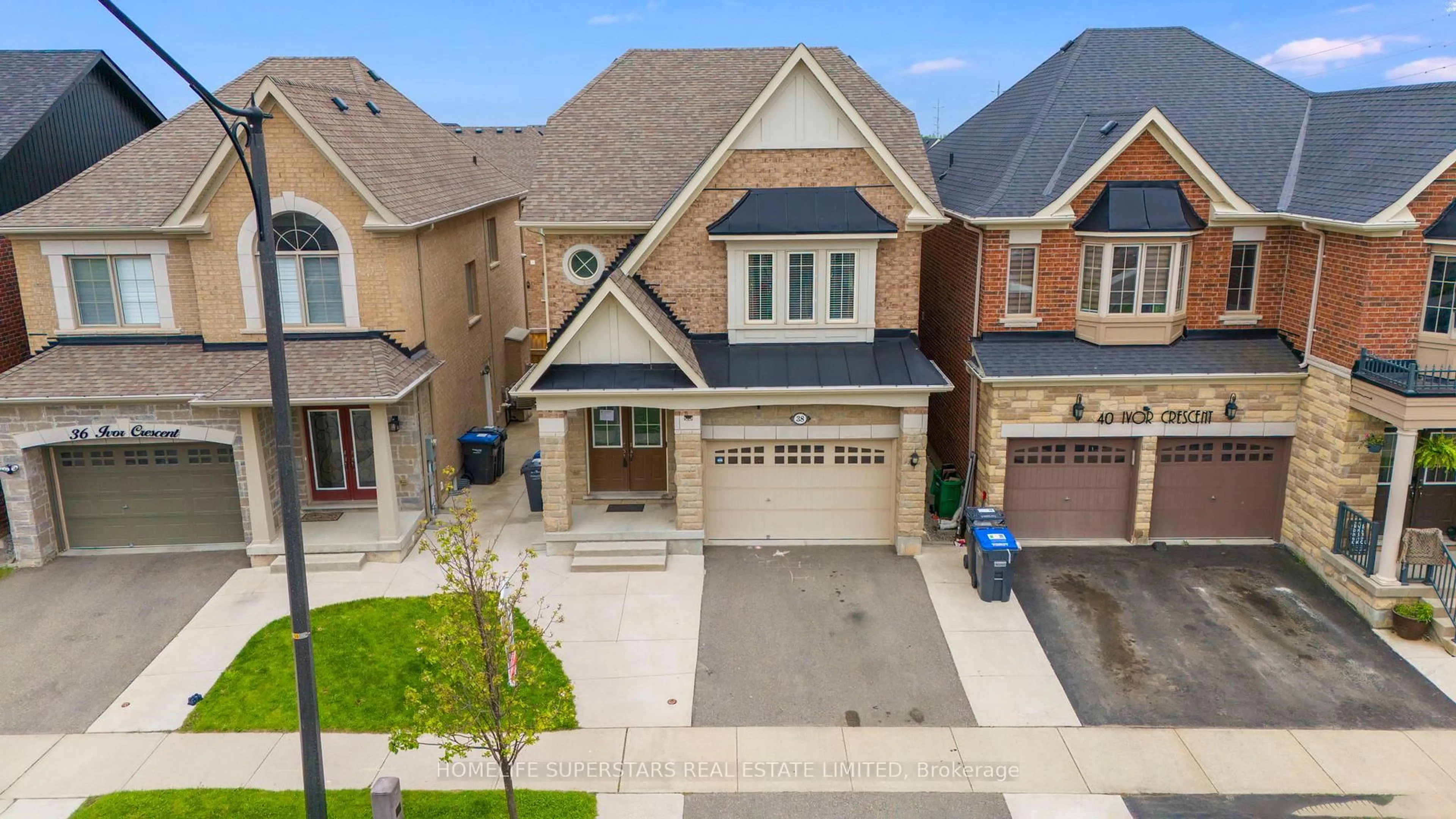 A pic from outside/outdoor area/front of a property/back of a property/a pic from drone, street for 38 Ivor Cres, Brampton Ontario L7A 4L6