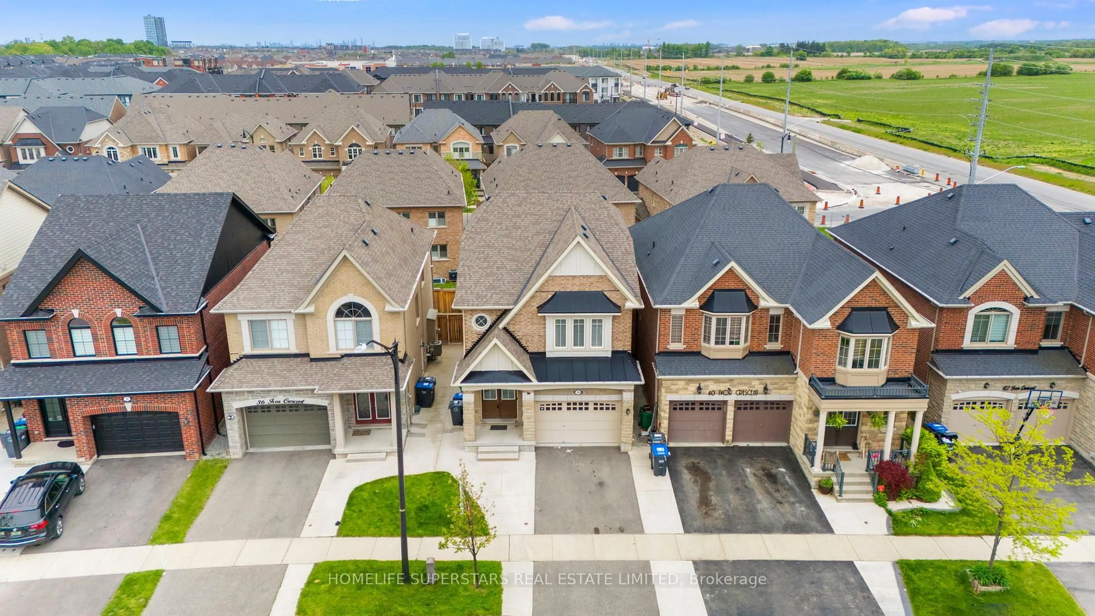 A pic from outside/outdoor area/front of a property/back of a property/a pic from drone, street for 38 Ivor Cres, Brampton Ontario L7A 4L6