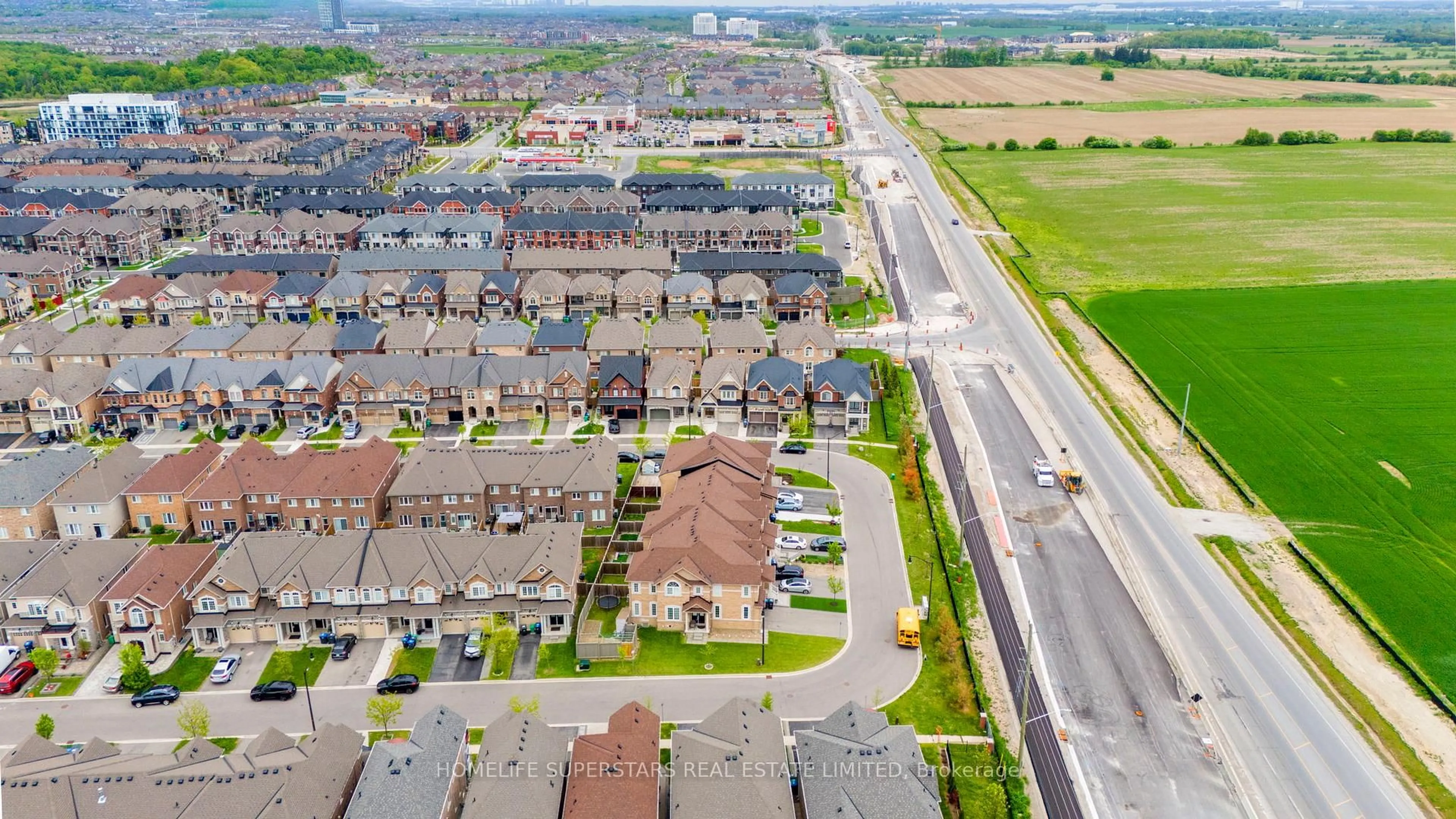 A pic from outside/outdoor area/front of a property/back of a property/a pic from drone, street for 38 Ivor Cres, Brampton Ontario L7A 4L6