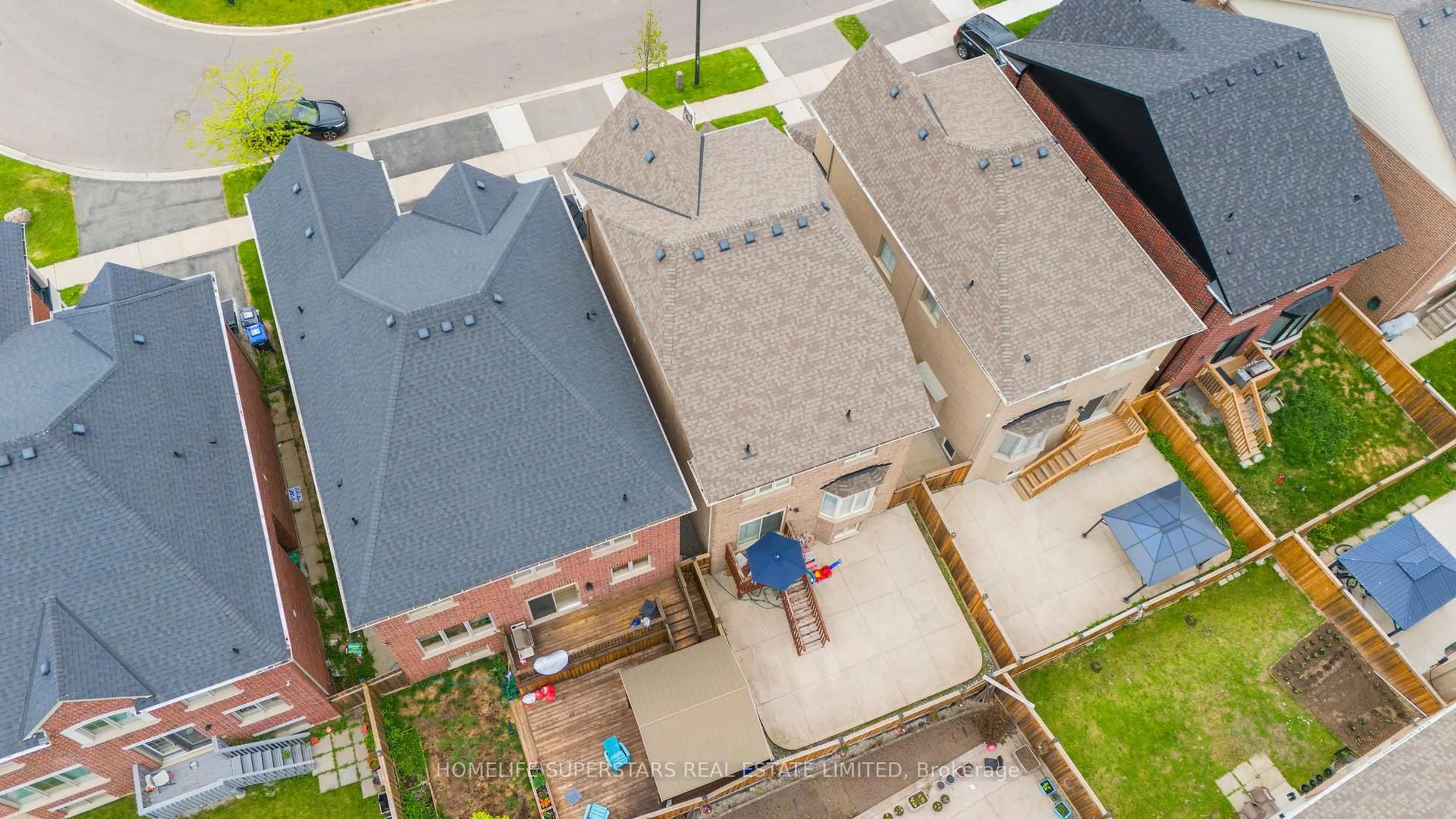 A pic from outside/outdoor area/front of a property/back of a property/a pic from drone, unknown for 38 Ivor Cres, Brampton Ontario L7A 4L6