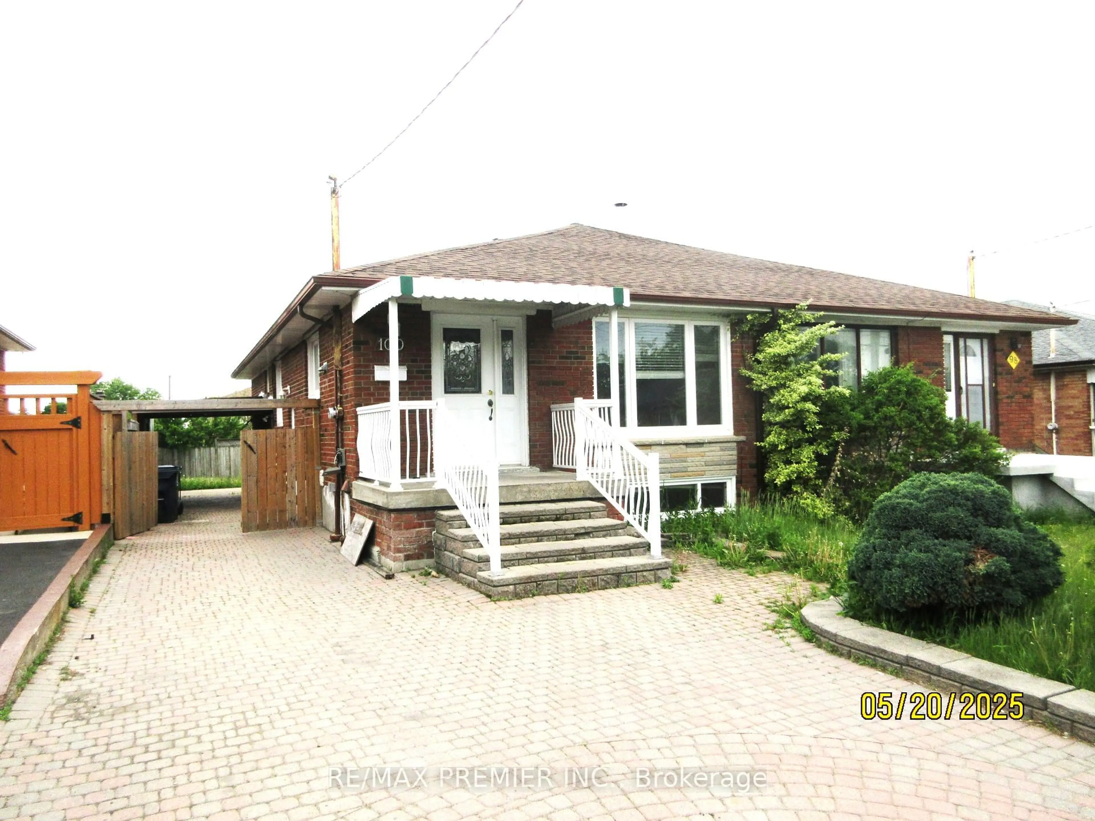 A pic from outside/outdoor area/front of a property/back of a property/a pic from drone, street for 100 Snowood Crt, Toronto Ontario M3N 1E8