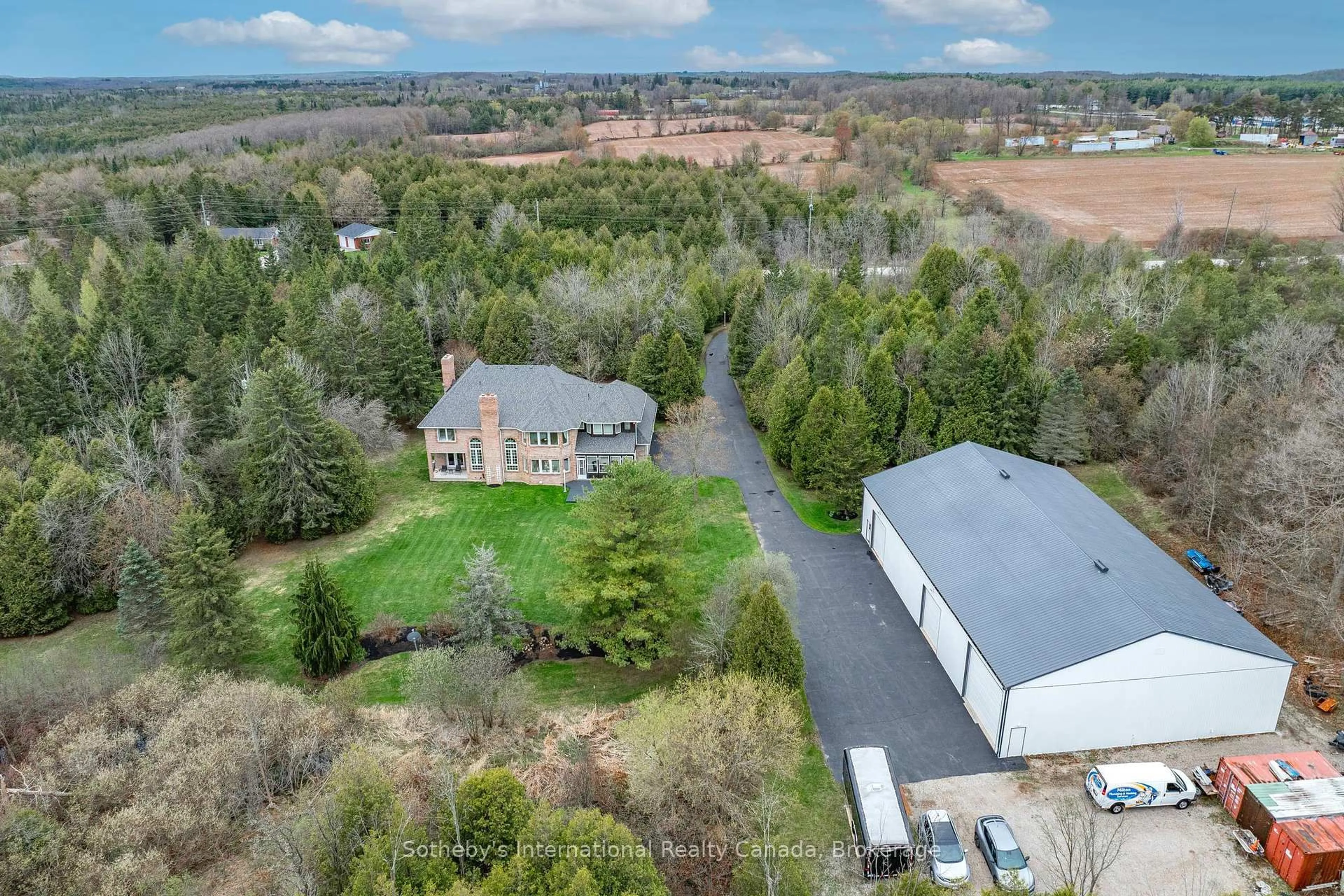 A pic from outside/outdoor area/front of a property/back of a property/a pic from drone, unknown for 14301 Sixth Line, Milton Ontario L7J 2L7