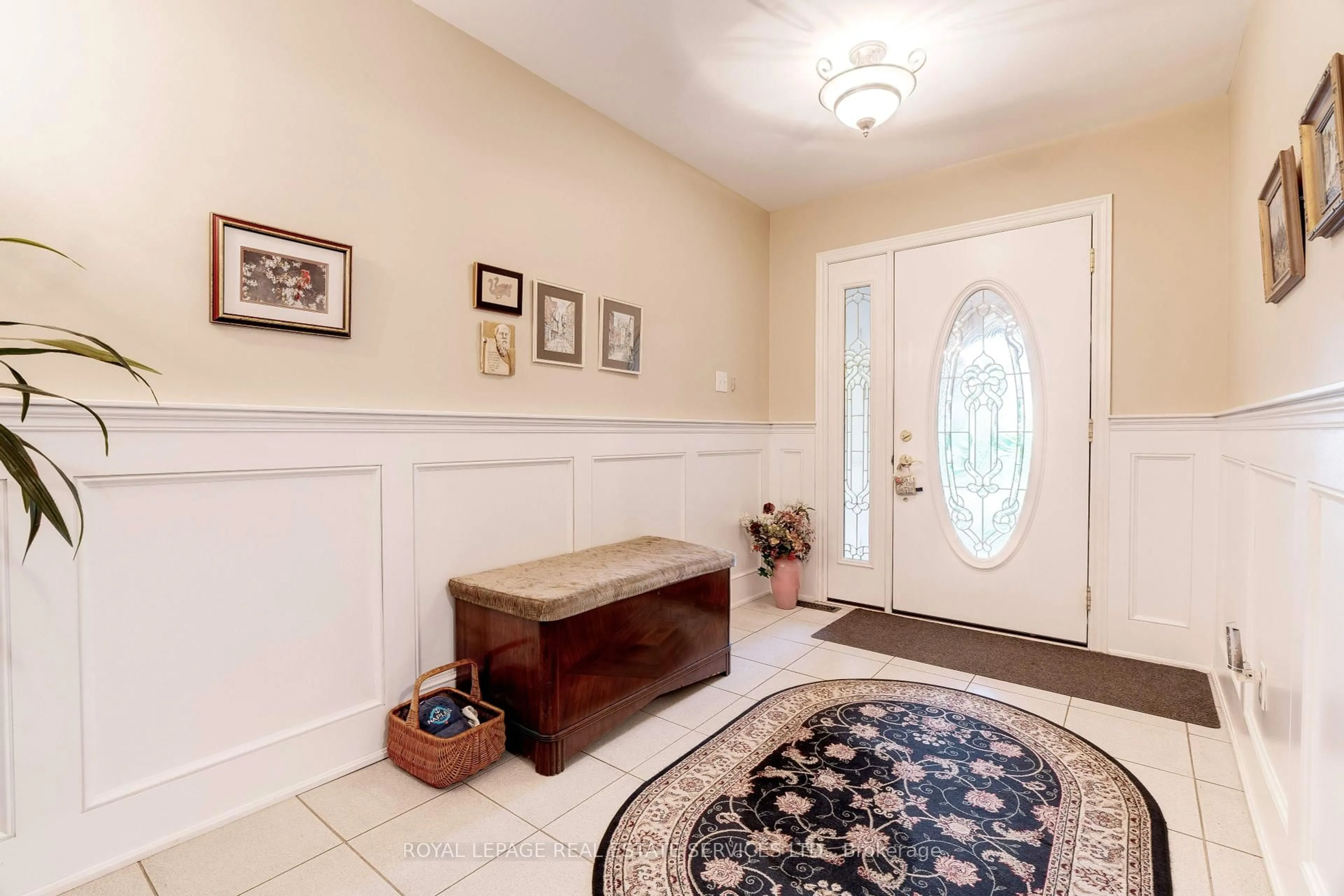 Indoor entryway for 1285 Hart Cres, Oakville Ontario L6H 2M6