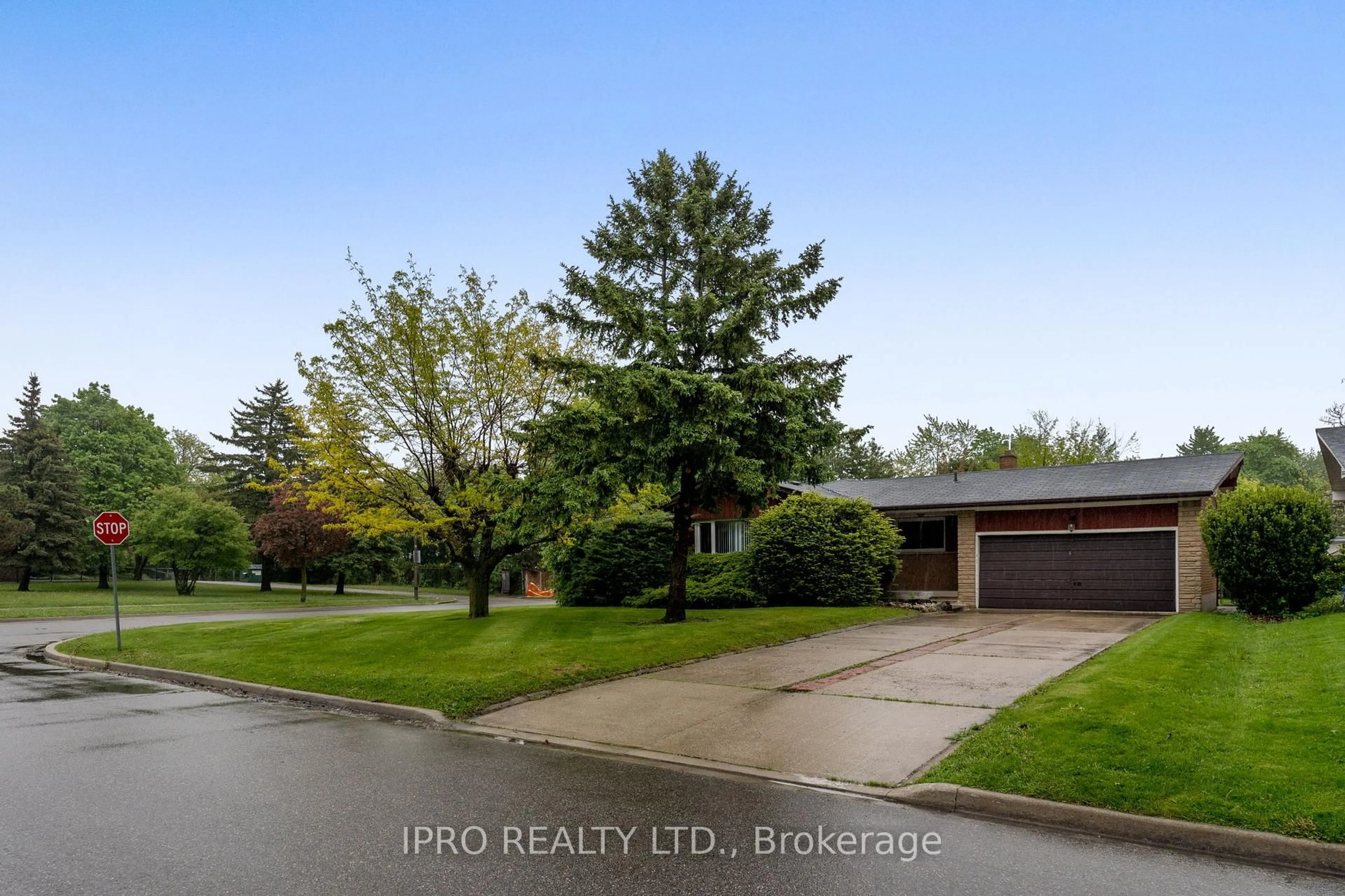 A pic from outside/outdoor area/front of a property/back of a property/a pic from drone, street for 257 Elizabeth St, Brampton Ontario L6Y 1S2