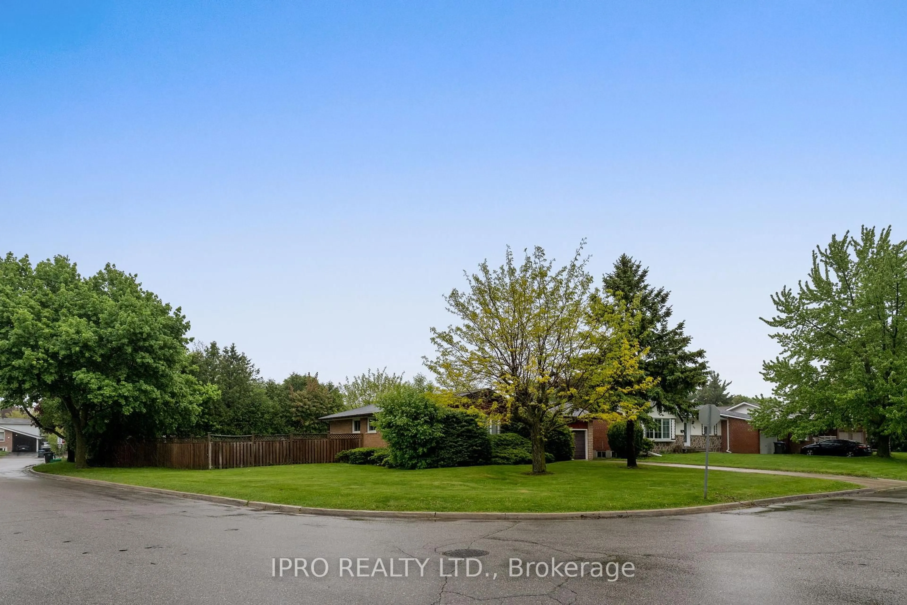 A pic from outside/outdoor area/front of a property/back of a property/a pic from drone, water/lake/river/ocean view for 257 Elizabeth St, Brampton Ontario L6Y 1S2