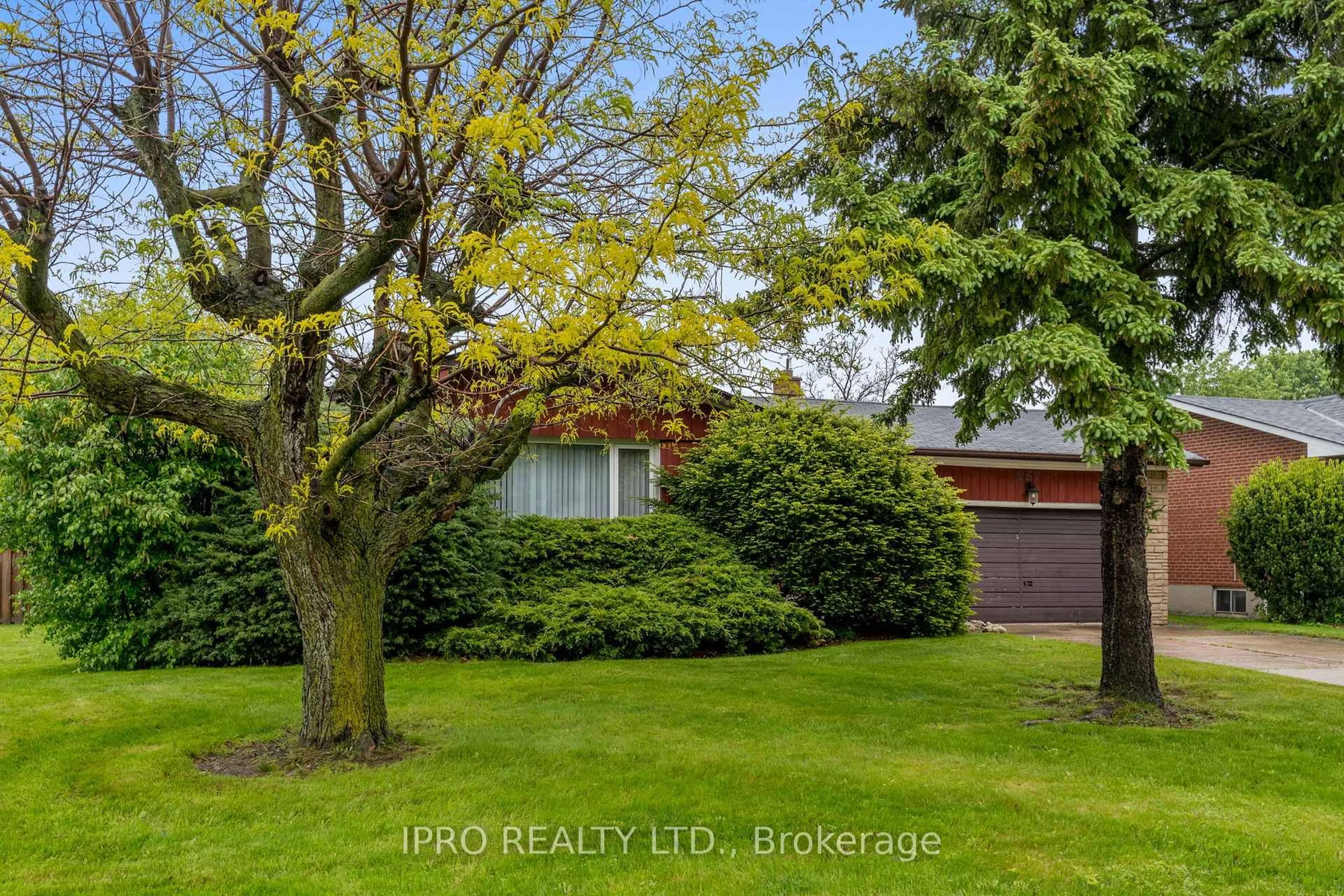 A pic from outside/outdoor area/front of a property/back of a property/a pic from drone, water/lake/river/ocean view for 257 Elizabeth St, Brampton Ontario L6Y 1S2